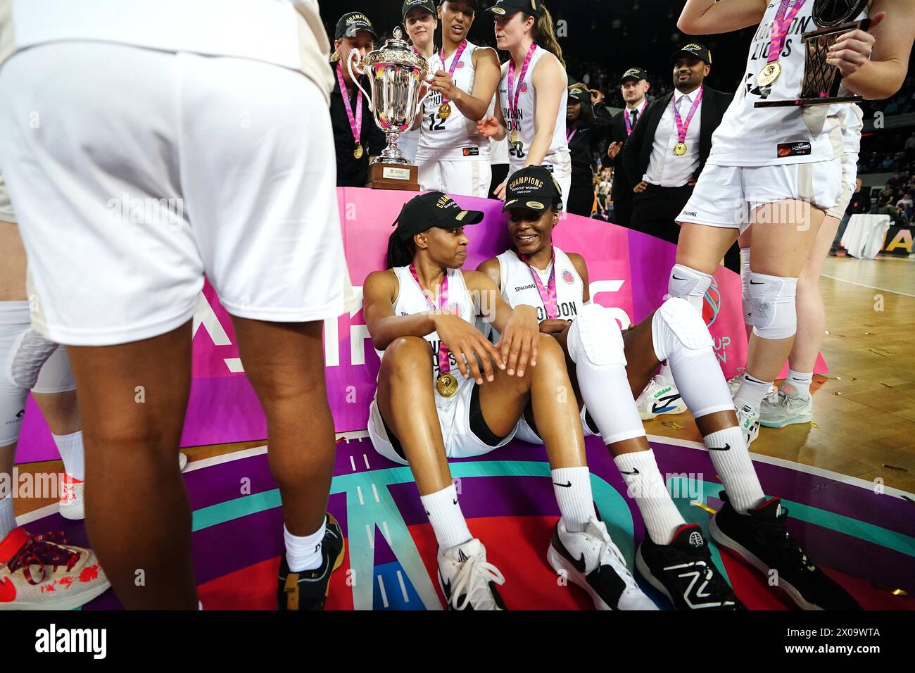 Il team dei London Lions festeggia con il trofeo dopo la vittoria nella finale di andata e ritorno dell'Eurocup femminile alla Copperbox Arena di Londra. Data foto: Mercoledì 10 aprile 2024. Guarda la storia della PA di BASKET a Londra. Il credito fotografico dovrebbe essere: Zac Goodwin/PA Wire. RESTRIZIONI: Utilizzo soggetto a restrizioni. Solo per uso editoriale, nessun uso commerciale senza il previo consenso del titolare dei diritti. Foto Stock