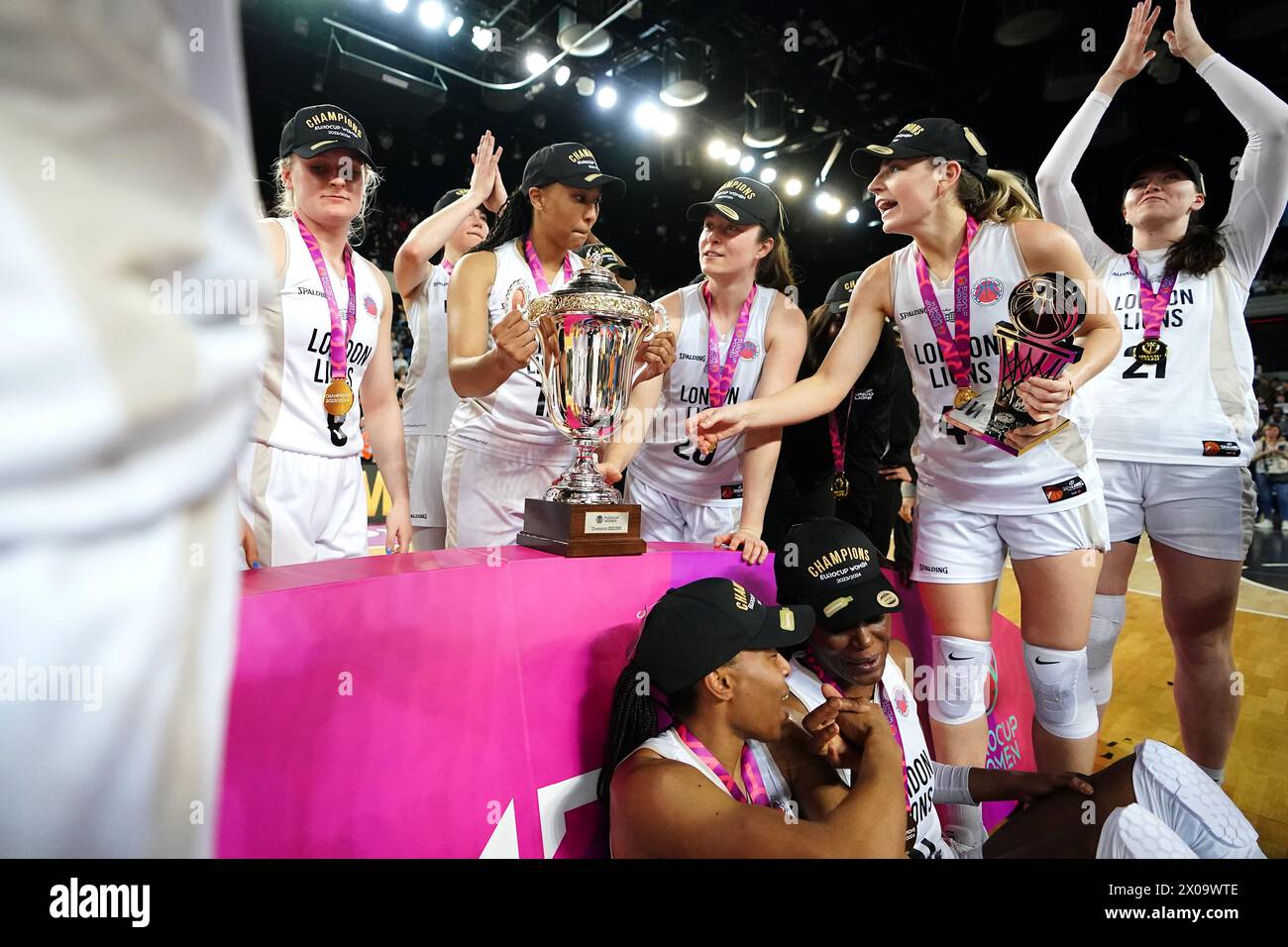 Il team dei London Lions festeggia con il trofeo dopo la vittoria nella finale di andata e ritorno dell'Eurocup femminile alla Copperbox Arena di Londra. Data foto: Mercoledì 10 aprile 2024. Guarda la storia della PA di BASKET a Londra. Il credito fotografico dovrebbe essere: Zac Goodwin/PA Wire. RESTRIZIONI: Utilizzo soggetto a restrizioni. Solo per uso editoriale, nessun uso commerciale senza il previo consenso del titolare dei diritti. Foto Stock