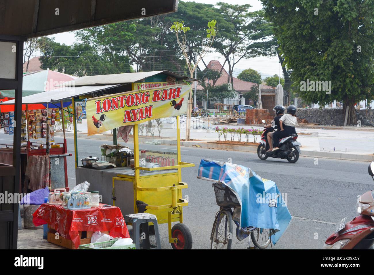 Kebumen, Indonesia. 19 gennaio 2024- diversi venditori di Street food vendono i loro prodotti Foto Stock