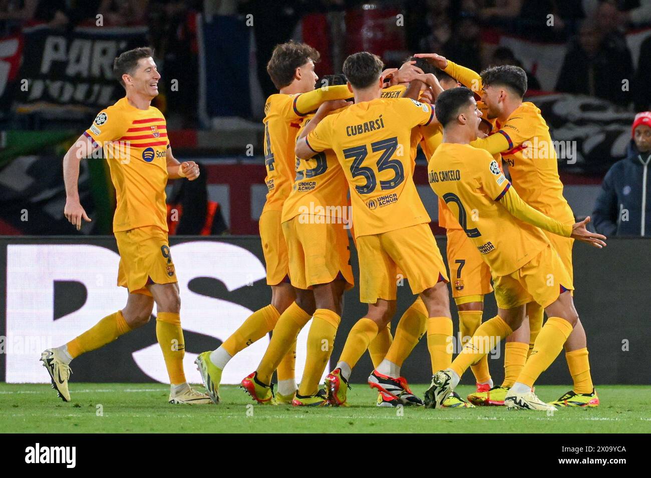 Parigi, Francia. 10 aprile 2024. PARIGI, FRANCIA - 10 APRILE: Andreas Christensen dell'FC Barcelona festeggia dopo aver segnato il terzo gol della squadra con Robert Lewandowski del FC Barcelona, Joao Felix del FC Barcelona, Pau Cubarsi del FC Barcelona, Joao Cancelo del FC Barcelona e Pedri del FC Barcelona durante i quarti di finale di First Leg - UEFA Champions League 2023/24 partita tra Paris Saint-Germain e FC Barcelona al Parc des Princes il 10 aprile 2024 a Parigi, Francia. (Foto di Matthieu Mirville/Agenzia BSR) credito: Agenzia BSR/Alamy Live News Foto Stock