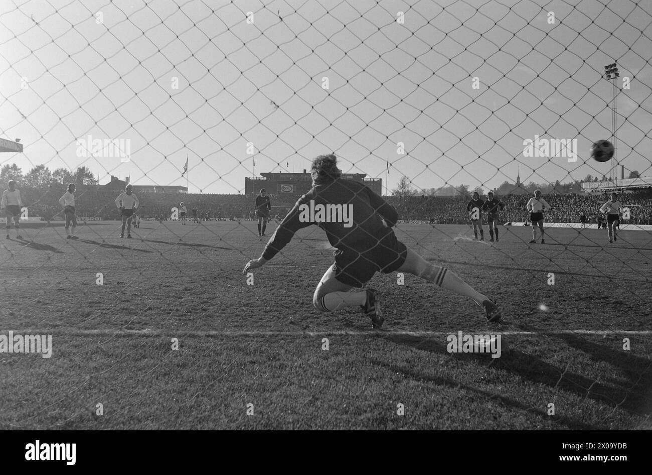 Aktuell 43-4-1973 : Straffe pluss ThunStrømsgodset vant 1-0 su Rosenborg i cupfinalen på Ullevaal Stadion. Steinar Pettersen scoret på straffe i det 78. minuta. Men det var Strømsgodsets custode Inge Thun som var matchvinner. Han hadde flere kjemperedninger på Rosenborgs mange målsjanser. Steinar Pettersen var straffespark-eksekutør og satte ballen bak Geir Karlsen i Rosenborg-målet. Foto: Aage Storløkken / Sverre A. Børretzen / Aktuell / NTB **FOTO IKKE BILDEBEHANDLET*** questo testo è stato tradotto automaticamente! Foto Stock