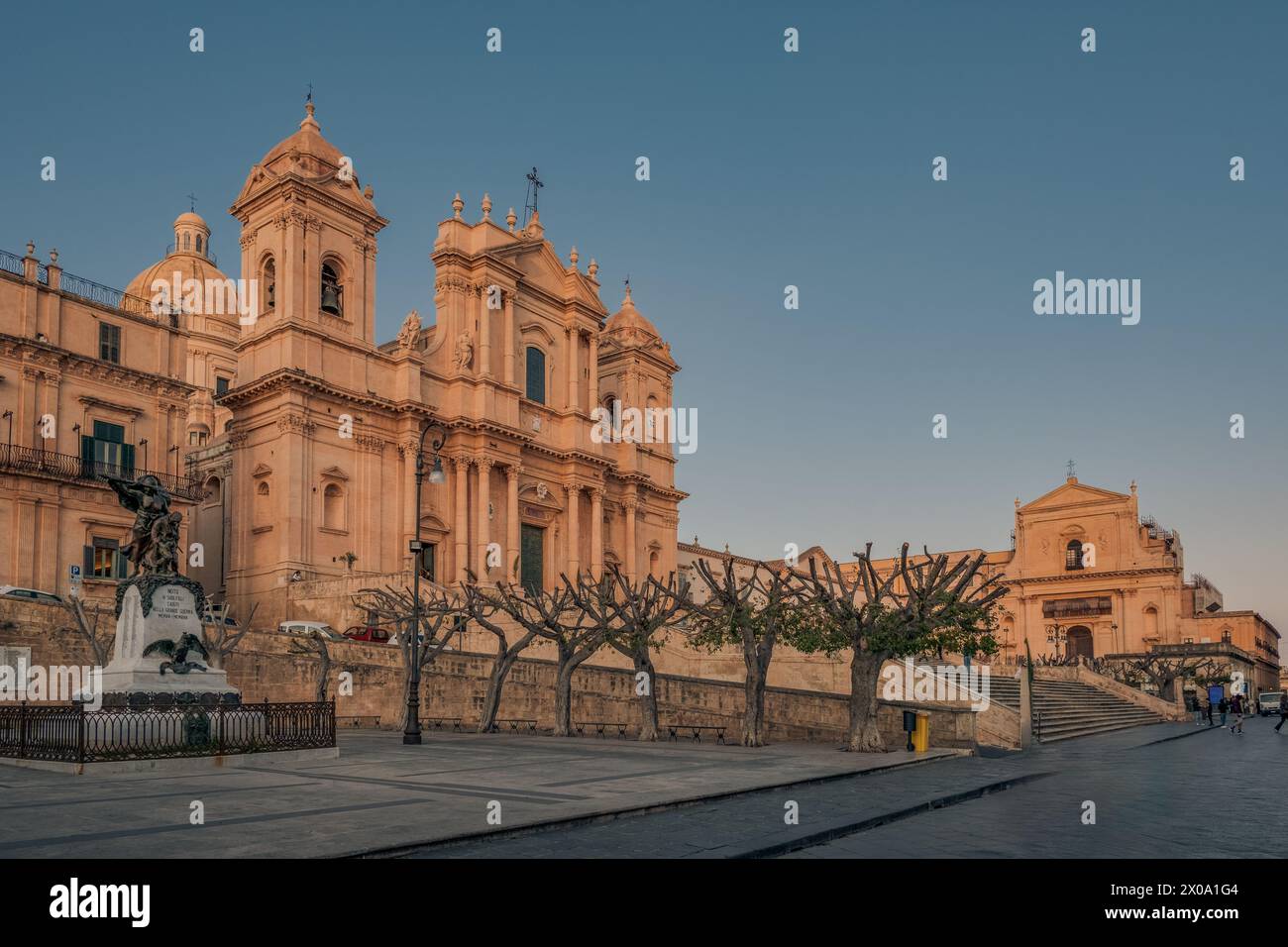 La strada principale e la piazza principale della città barocca di noto sotto la luce del tramonto, provincia di Siracusa, Sicilia, Italia Foto Stock