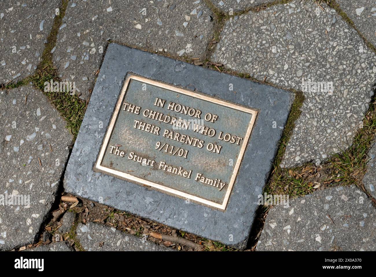 9/11/01 targa in onore delle vittime dell'attacco terroristico e dei genitori persi. 2024, la scultura di Hans Christian Andersen Foto Stock