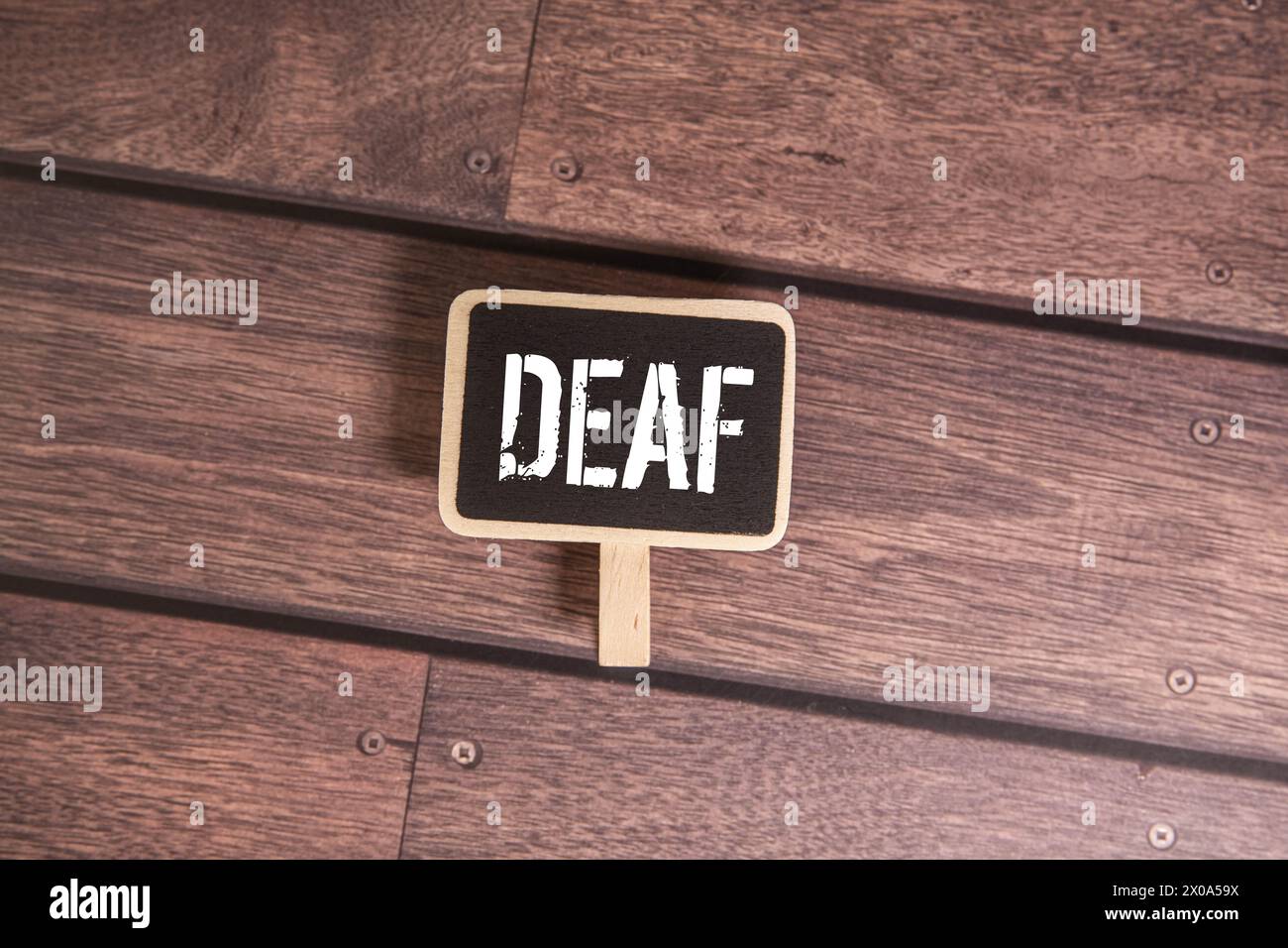 La parola "SORDO” scritta sul cubo di legno. Foto Stock