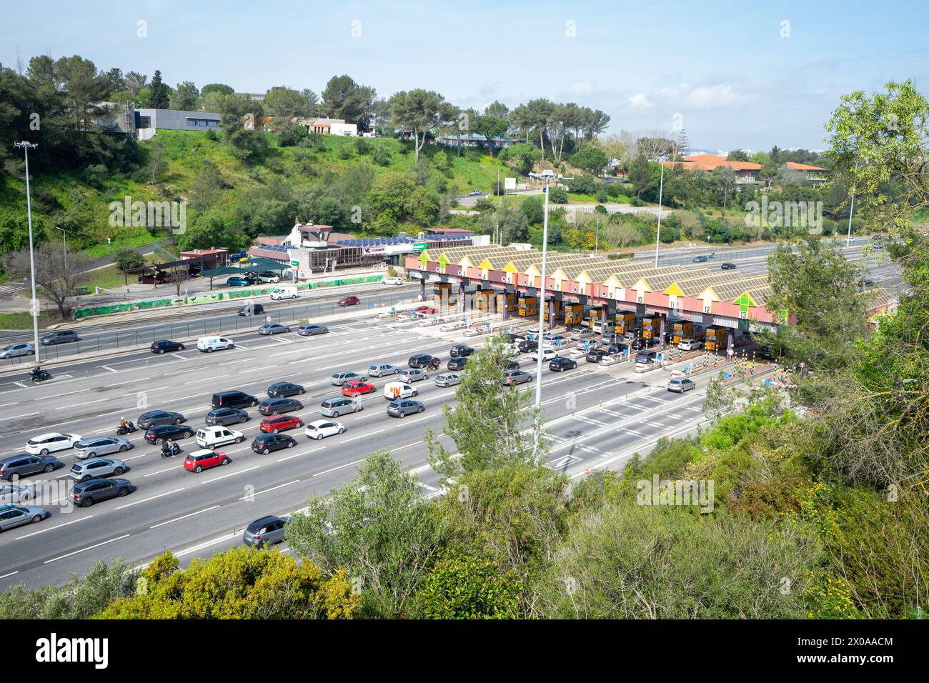 Caselli con circolazione auto all'accesso al ponte 25 de Abril. Almada-Portogallo. Foto Stock