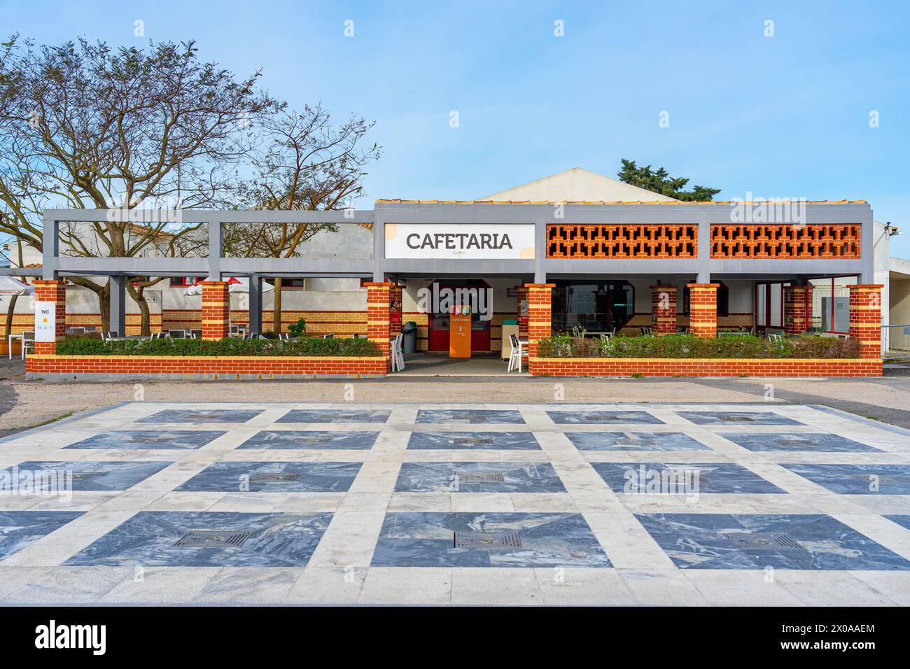 Caffetteria con terrazza accanto al monumento al Cristo Re. Almada-Portogallo. Foto Stock