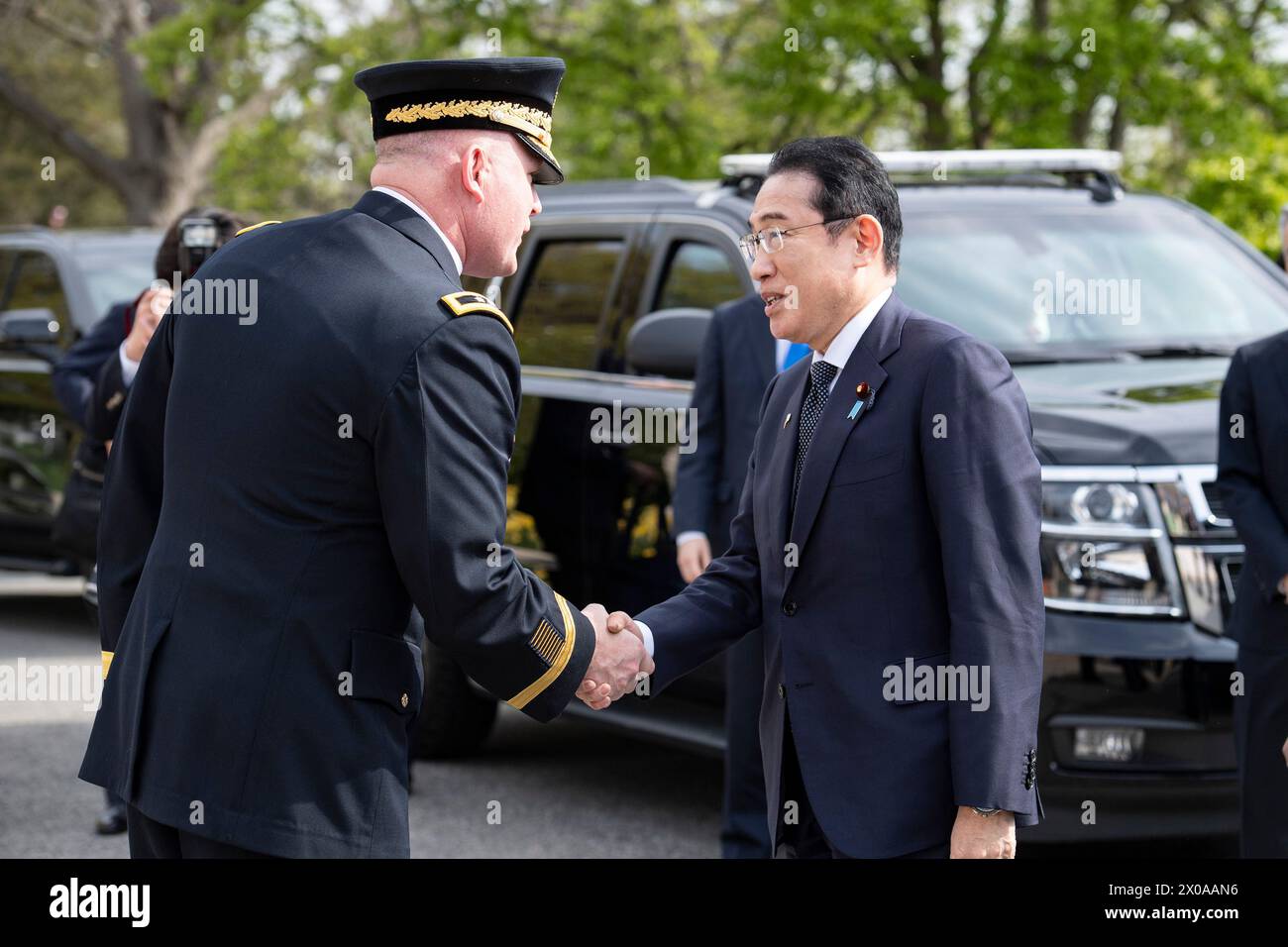 Arlington, Stati Uniti. 09 aprile 2024. Joint Task Force - National Capital Region e U.S. Army Military District of Washington Comandante generale Trevor J. Bredenkamp, a sinistra, saluta il primo ministro giapponese Fumio Kishida, a destra, al suo arrivo al cimitero nazionale di Arlington, Arlington, Virginia, martedì 9 aprile, 2024. foto di Elizabeth Fraser/U.S. Credito esercito/UPI: UPI/Alamy Live News Foto Stock