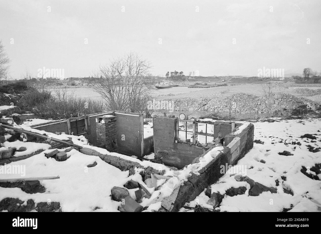 Aktuell 11-7-1973 : Norges største anlegg. Utbyggingen på Mongstad er nå i banda piena. Sist sommer flyttet de 60 innbyggerne fra, og anleggsarbeiderne har flyttet til. Neste år vil tallet på arbeidere være nærmere to tusen. Oljeraffineriet skal stå ferdig i 1975. EN vesentlig del av råoljen vil komme fra Nordsjøen. Norsk Hydro skal ekspandere som oljebedrift på Mongstad. Foto: Sverre A. Børretzen/Aktuell/NTB **FOTO IKKE BEHANDLET*** questo testo è stato tradotto automaticamente! Foto Stock