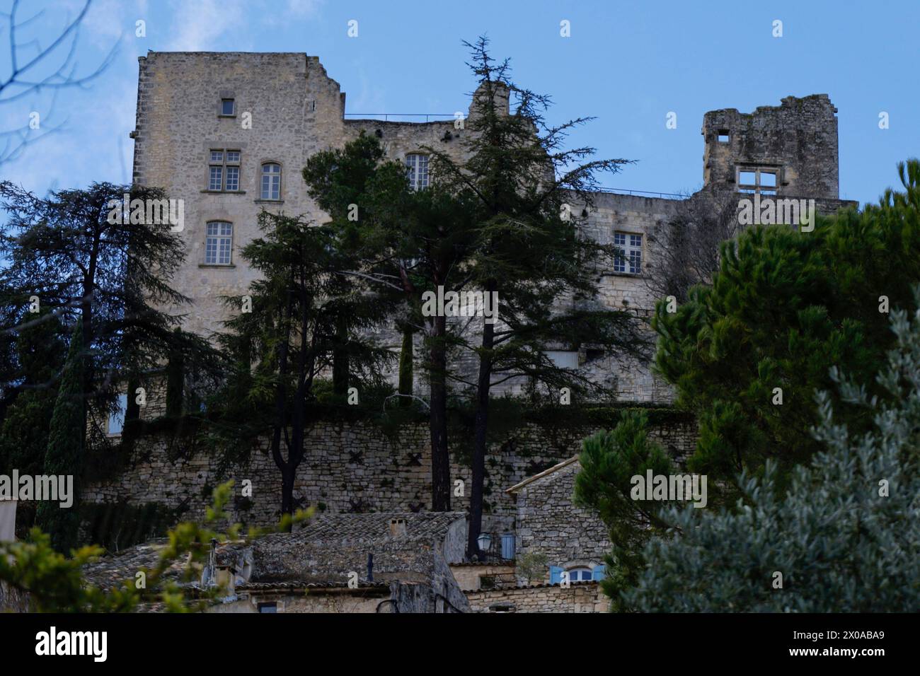 La rovina del Marchese de Sade castello che domina il borgo medioevale Lacoste, Vaucluse, Provence-Alpes-Côte d'Azur, Provenza, Francia Foto Stock