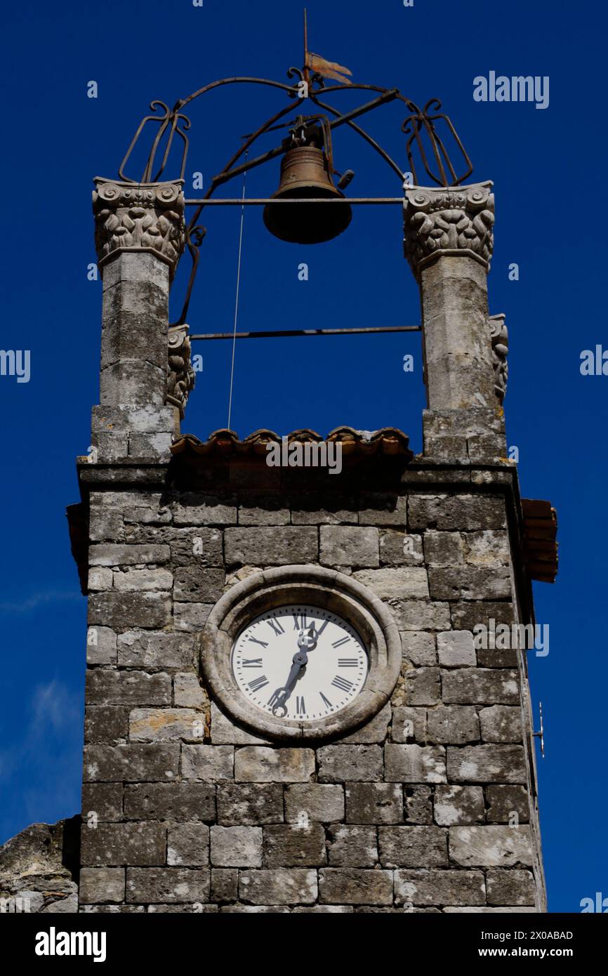 Torre dell'orologio nel villaggio medievale di Lacoste, Vaucluse, Provence-Alpes-Côte d'Azur, Provence, Francia Foto Stock