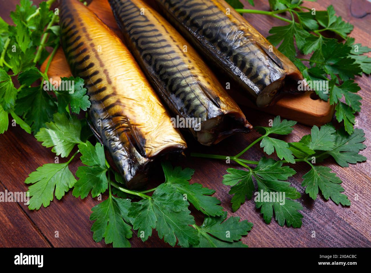 Pesce di sgombro affumicato su un tavolo di legno Foto Stock