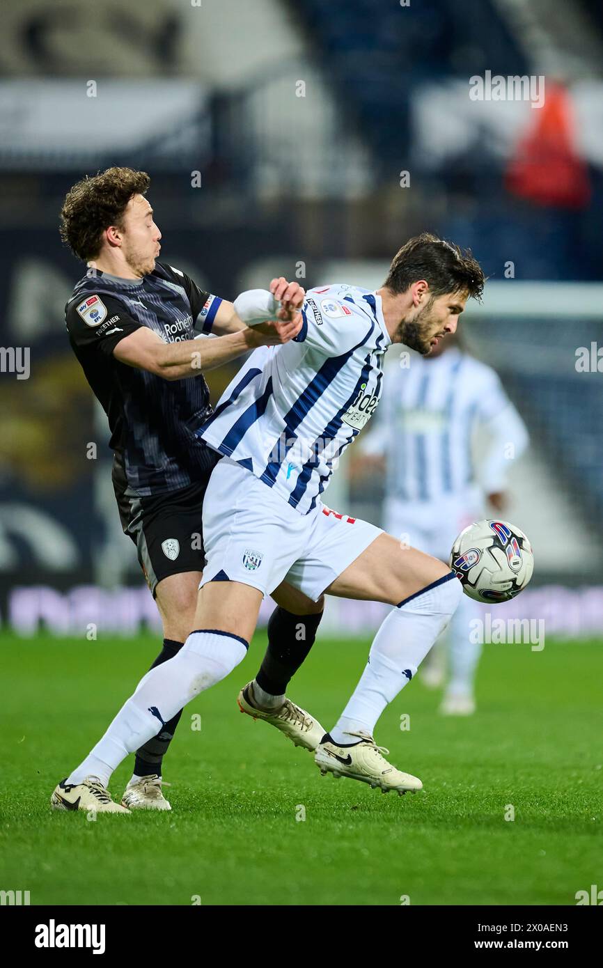 WEST BROMWICH, INGHILTERRA - 10 APRILE: Oliver Rathbone centrocampo centrale del Rotherham United compete per il pallone con Okay Yokuslu centrocampo difensivo del West Bromwich Albion durante lo Sky Bet Championship match tra West Bromwich Albion e Rotherham United all'Hawthorns Stadium il 10 aprile 2024 a West Bromwich, Inghilterra. (Foto di Francisco Macia/Photo Players Images) Foto Stock