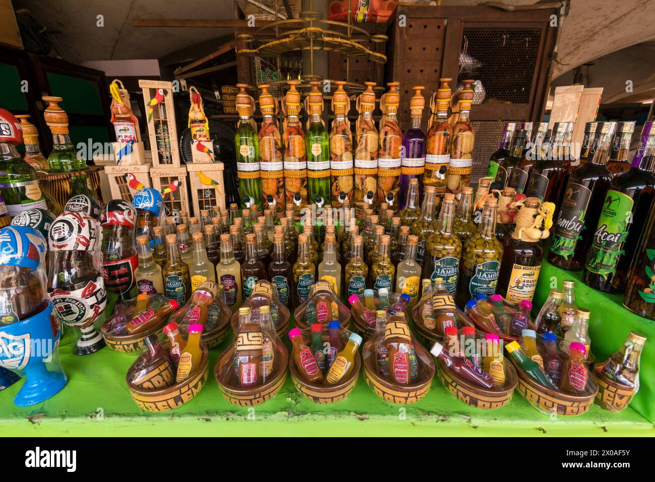 Belem, Brasile - 26 dicembre 2023: Varietà di salse piccanti e bevande alcoliche locali in vendita al mercato Ver o peso. Foto Stock
