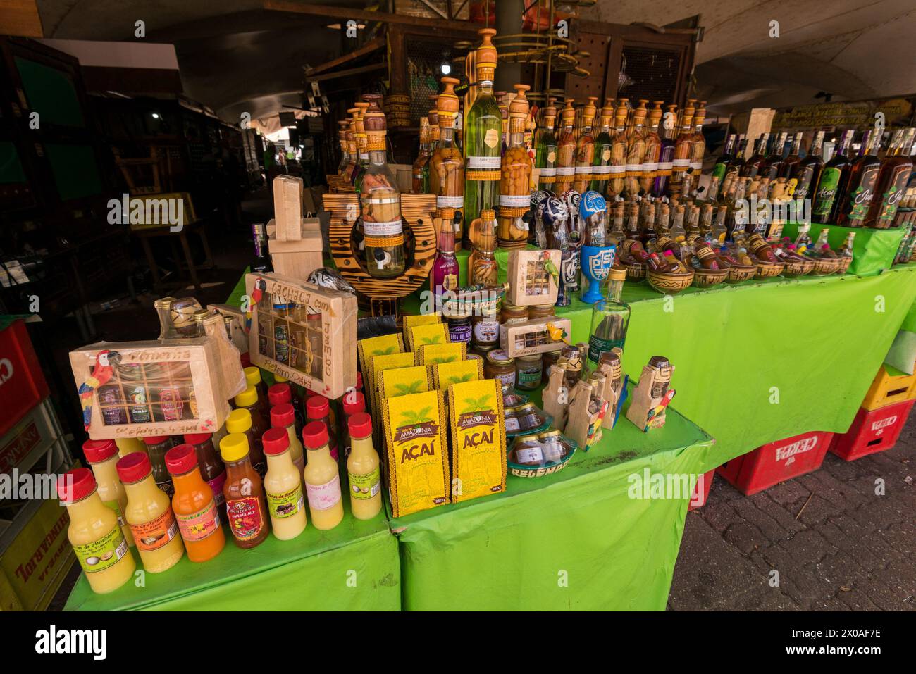 Belem, Brasile - 26 dicembre 2023: Varietà di salse piccanti e bevande alcoliche locali in vendita al mercato Ver o peso. Foto Stock
