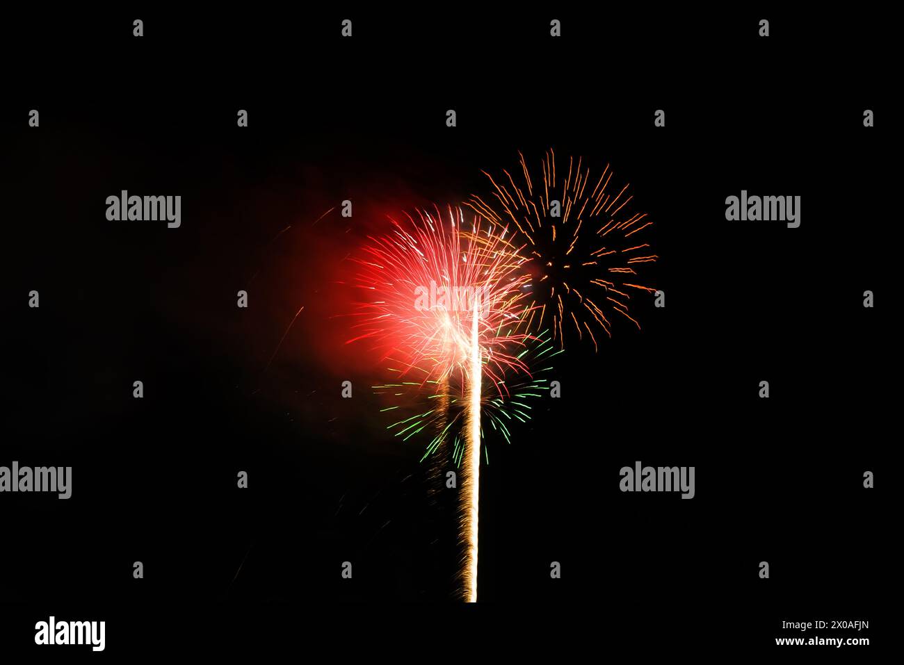 Fuochi d'artificio illuminano il cielo con display di abbagliamento Foto Stock