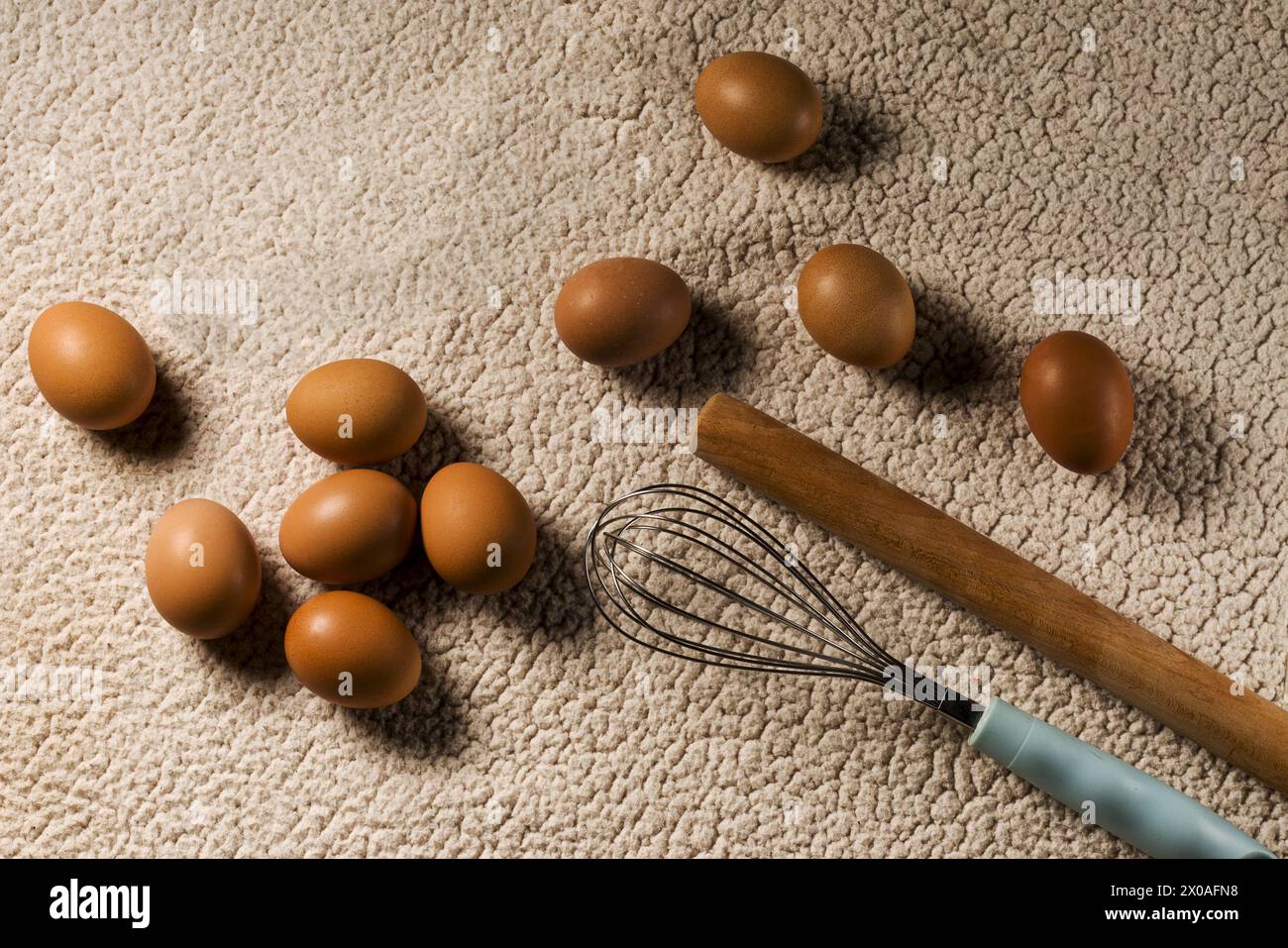 Immagine della natura morta con uova e utensili da cucina Foto Stock