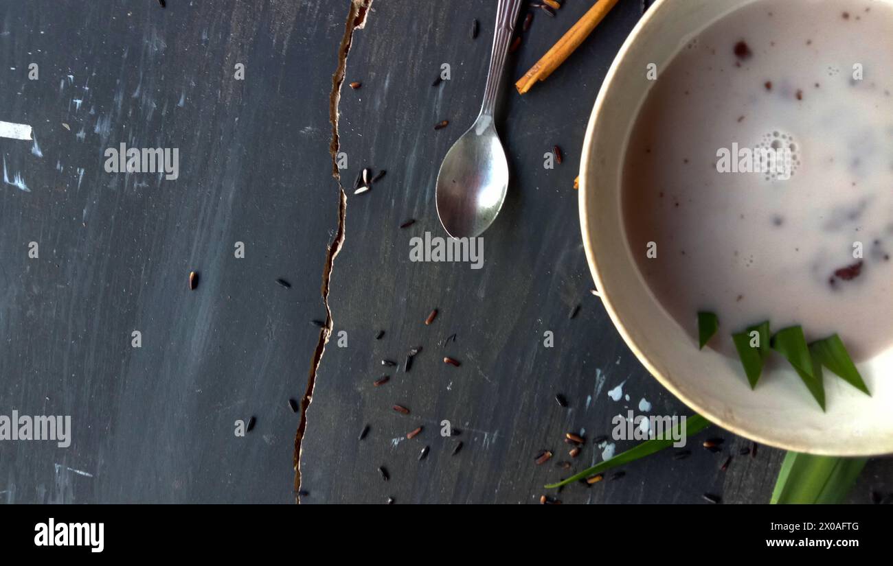 foto del cibo sotto forma di riso nero appiccicoso con latte Foto Stock
