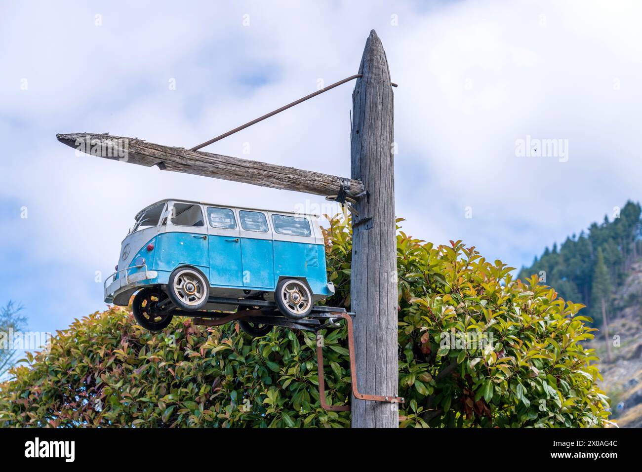 Queenstown, nuova Zelanda- 3 aprile 2024: Un furgone blu vintage montato su un palo alto accoglie i visitatori al Queenstown Holiday Park, aggiungendo un tocco di fantasia Foto Stock