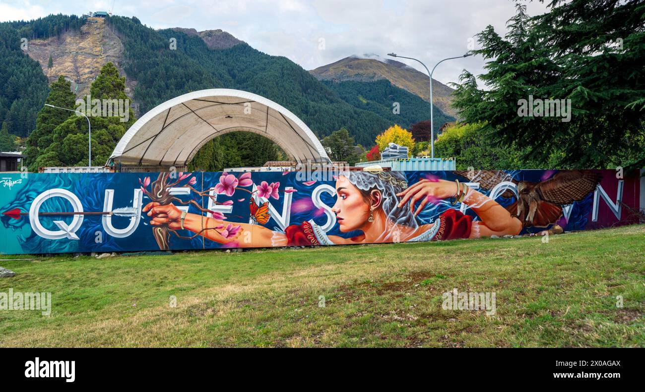 Queenstown, nuova Zelanda- 3 aprile 2024: Ampio murale a Queenstown presenta una donna intrecciata con la flora e la fauna locali, che incarna la dinamica e Foto Stock