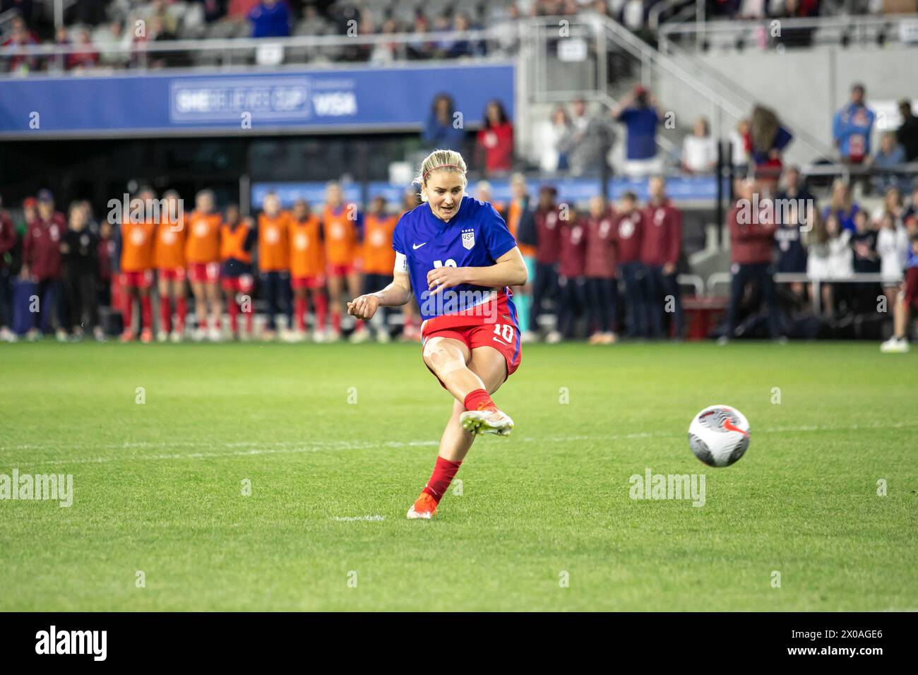 Columbus, Ohio, Stati Uniti. 9 aprile 2024. Il centrocampista USWNT Lindsey Horan #10 segna ai calci di rigore per determinare il vincitore della partita USWNT vs. Canada nella finale della She Believe Cup al Lower.com Field di Columbus, Ohio. (Kindell Buchanan/Alamy Live News) Foto Stock