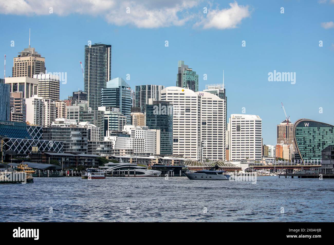 Il centro di Sydney e il porto di Darling con l'edificio Ribbon e gli alti uffici di Rabobank e banca di comunicazione, Sydney, Australia Foto Stock