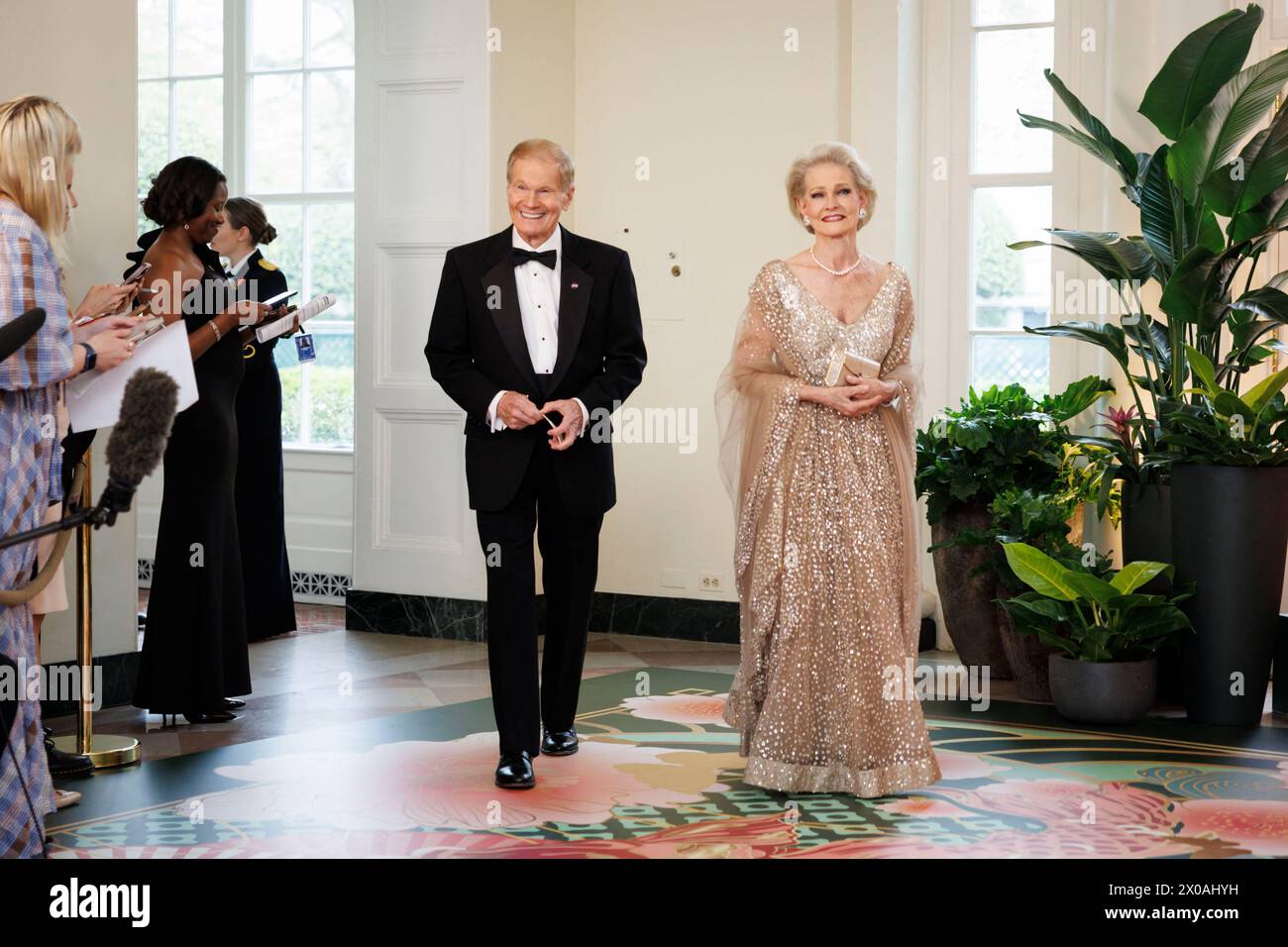 Washington, Stati Uniti. 10 aprile 2024. Bill Nelson, amministratore della NASA, e Grace Nelson, arrivano per partecipare ad una cena di stato in onore del primo ministro giapponese Kishida Fumio, presentata dal presidente degli Stati Uniti Joe Biden e dalla First Lady Jill Biden alla Casa Bianca di Washington il 10 aprile 2024. Foto di Ting Shen/ABACAPRESS.COM credito: Abaca Press/Alamy Live News Foto Stock