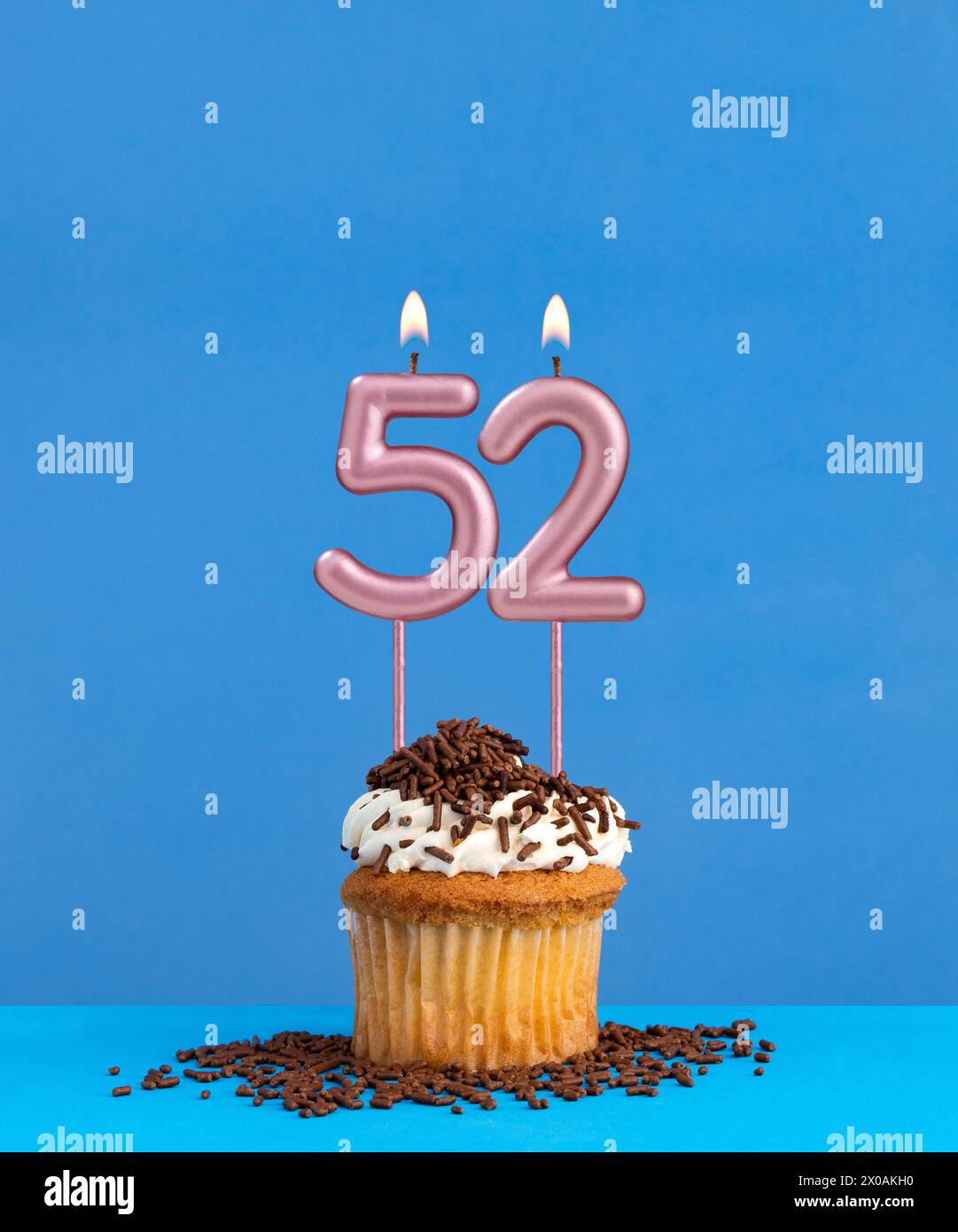 Candela numero 52 - biglietto di compleanno con cupcake su sfondo blu Foto Stock