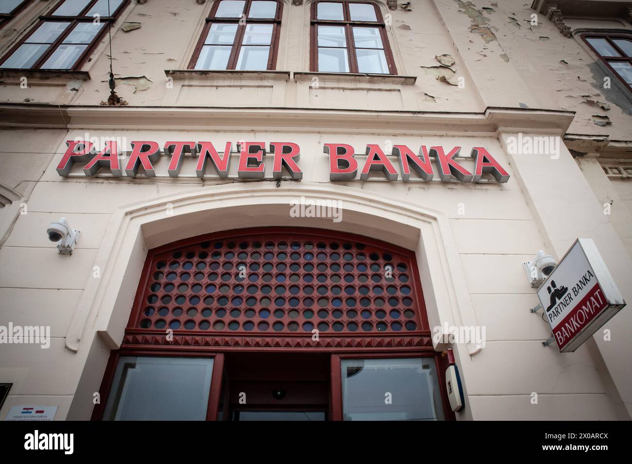 Immagine di un cartello con il logo di Partner banka nell'ufficio locale di Osijek, croazia. Partner Banka era un istituto finanziario che operava a Croa Foto Stock