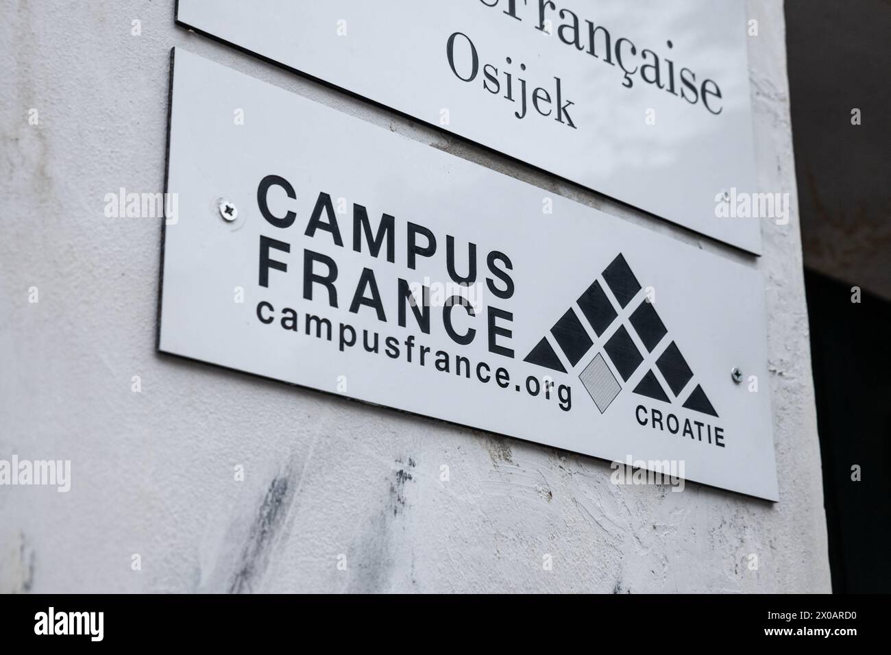 Foto di un cartello con il logo del campus France scattato nell'ufficio locale di osijek, croazia. Campus France è un'istituzione pubblica che si occupa di p Foto Stock