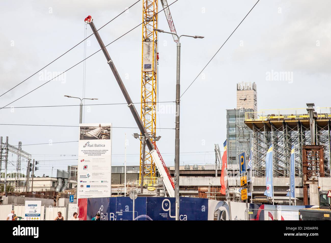 Immagine del progetto ferroviario baltica nella stazione centrale di riga, lettonia. Rail Baltica è un progetto infrastrutturale di trasporto ferroviario verdeggiante in corso, con Foto Stock