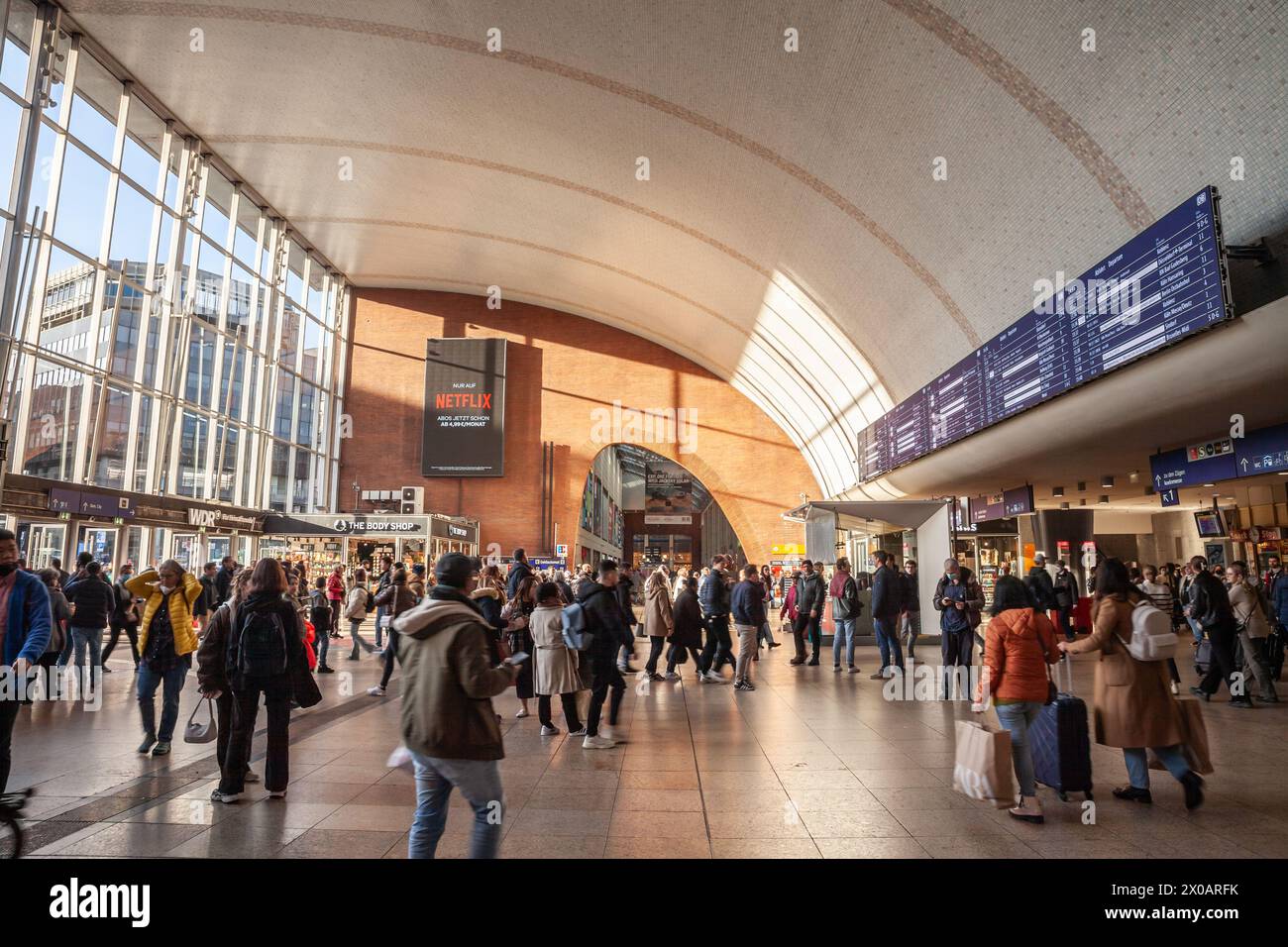 Immagine della sala principale della stazione ferroviaria di Koln Hbf, appartenente alla DB Deutschbahn, con particolare attenzione alle schermate delle partenze e degli arrivi. Foto Stock
