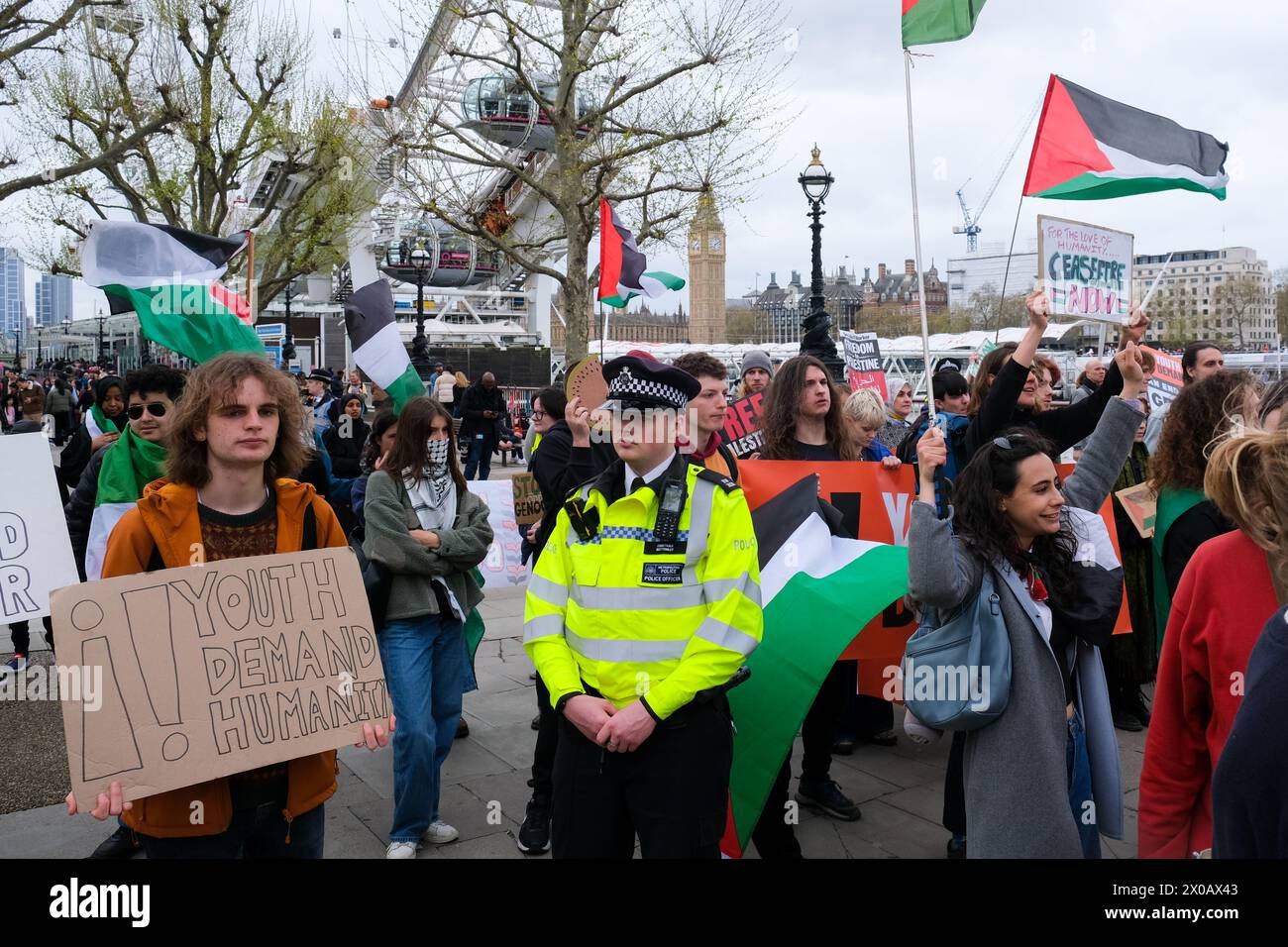 Londra, Regno Unito, 10 aprile 2024. Il nuovo gruppo di attivisti ambientalisti e filo-palestinesi Youth Demand marcia attraverso Westminster durante azioni di una settimana, chiedendo un embargo sulle armi con Israele e che il Regno Unito non conceda nuove licenze per combustibili fossili e gas. Credito: Fotografia dell'undicesima ora/Alamy Live News Foto Stock