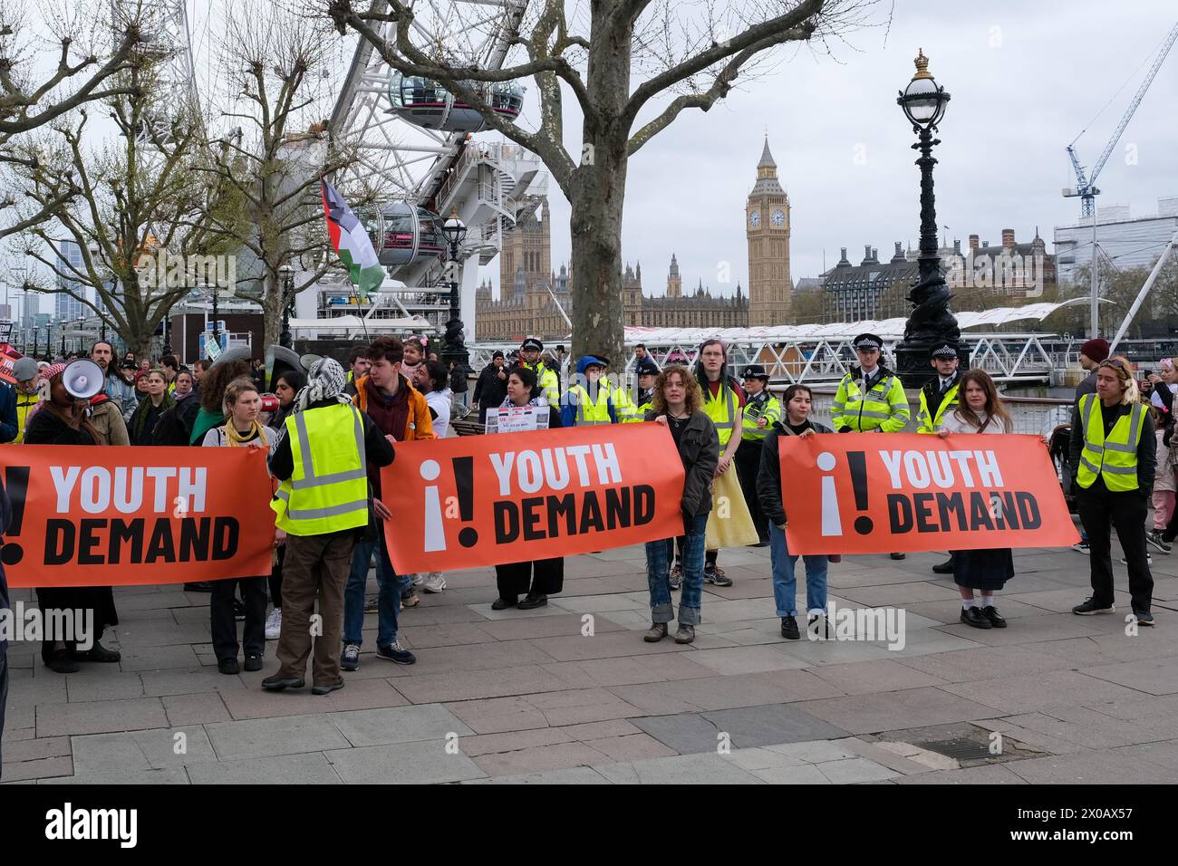 Londra, Regno Unito, 10 aprile 2024. Il nuovo gruppo di attivisti ambientalisti e filo-palestinesi Youth Demand marcia attraverso Westminster durante azioni di una settimana, chiedendo un embargo sulle armi con Israele e che il Regno Unito non conceda nuove licenze per combustibili fossili e gas. Credito: Fotografia dell'undicesima ora/Alamy Live News Foto Stock