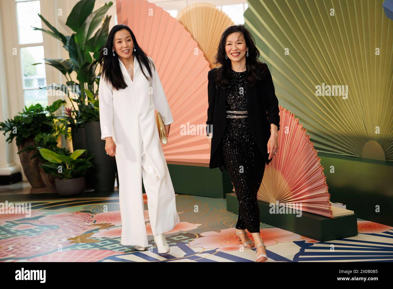 Washington, Stati Uniti. 10 aprile 2024. Niki Nakayama, Right, e Carole Iida-Nakayama, arrivano per partecipare ad una cena di stato in onore del primo ministro giapponese Kishida Fumio, presentata dal presidente degli Stati Uniti Joe Biden e dalla First Lady Jill Biden alla Casa Bianca di Washington il 10 aprile 2024. Foto di Ting Shen/UPI credito: UPI/Alamy Live News Foto Stock