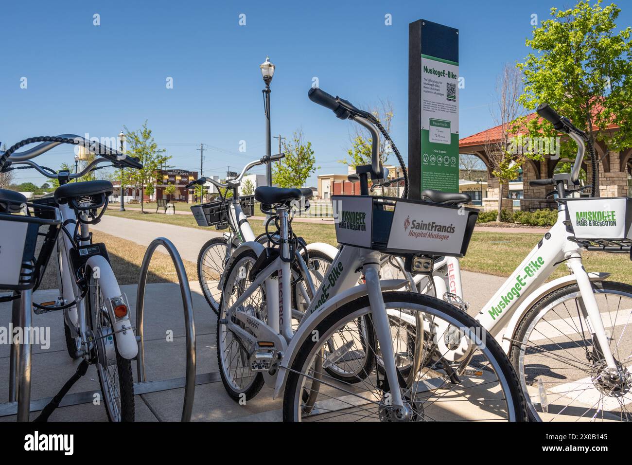 Muskogee-Bike hub lungo il Centennial Trail e vicino al Depot Green Pavilion a Muskogee, il Depot District dell'Oklahoma. (USA) Foto Stock