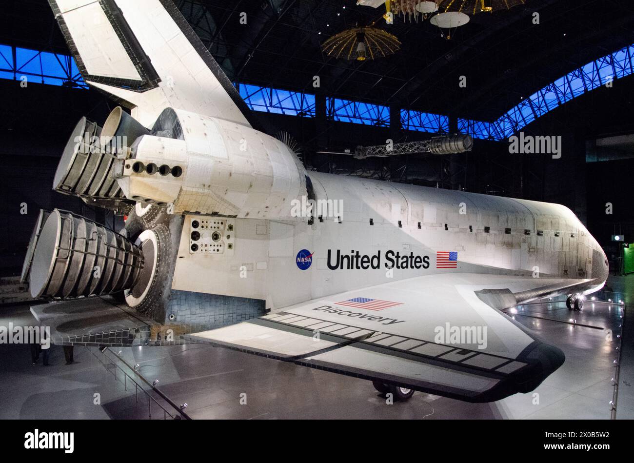 Il Discovery Space Shuttle presso lo Steven F. Udvar-Hazy Center, è lo Smithsonian National Air and Space Museum, nella contea di Fairfax, Virginia, Stati Uniti Foto Stock