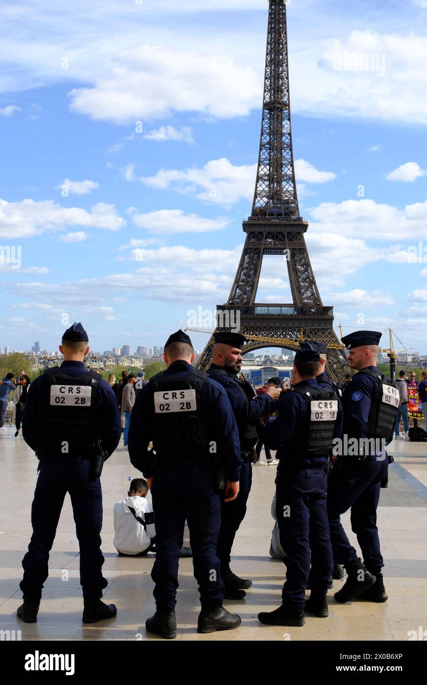 Parigi, Francia. 10 aprile 2024. Gli agenti di polizia francesi sorvegliano la spianata del Trocadero vicino alla Torre Eiffel. La sicurezza è stata rafforzata in tutta Parigi in preparazione delle Olimpiadi di Parigi 2024 a Parigi, in Francia, il 10 aprile 2024. Foto di Marie Hubert Psaila/ABACAPRESS.COM credito: Abaca Press/Alamy Live News Foto Stock