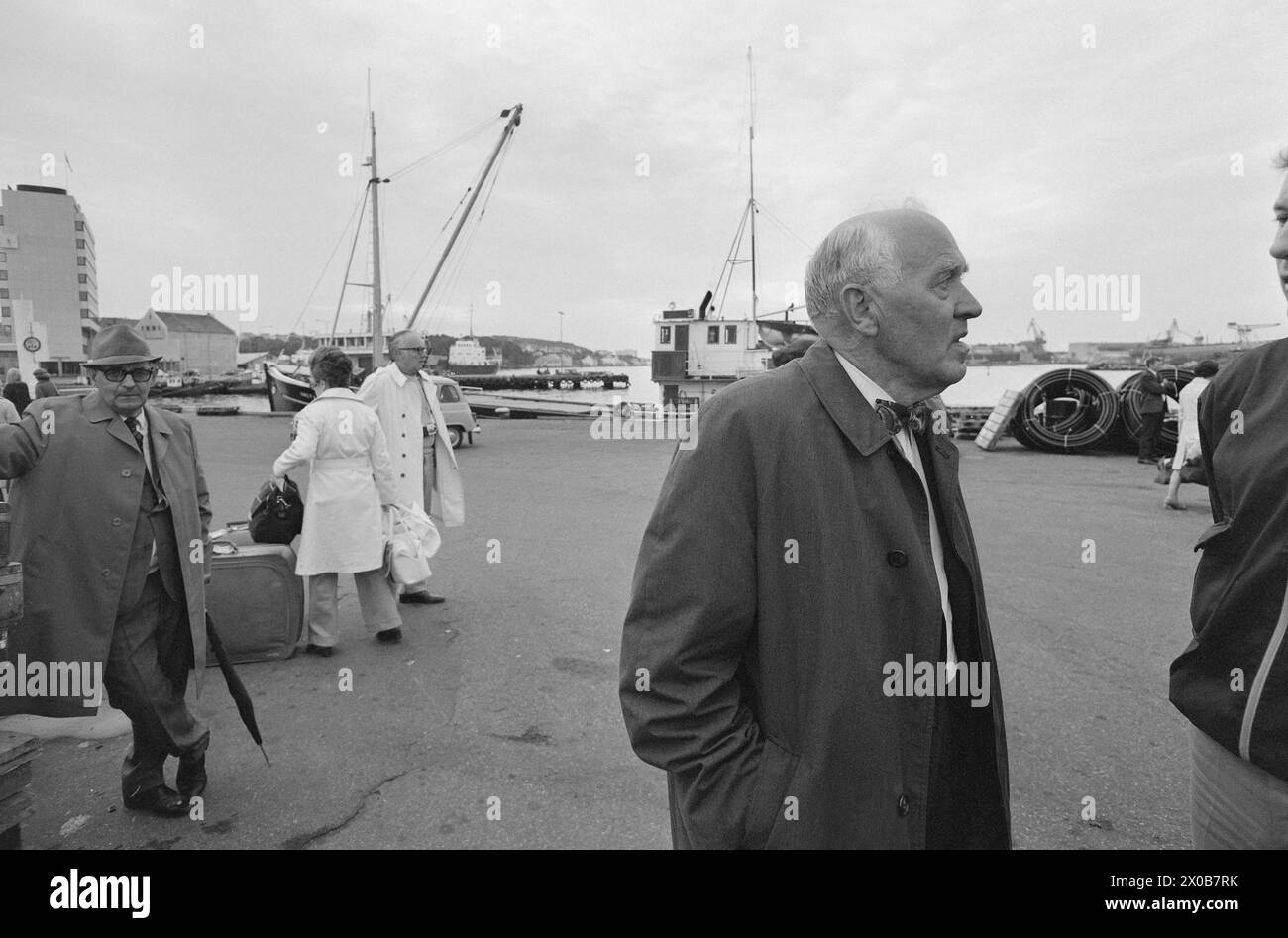 Aktuell 36-2-1973 : De holder kokenDet er 57 år siden Einar Gerhardsen per første gang deltok i en valgkamp. Nå er han 75 år, men slåss fortsatt i fremste linje. Også i andre partier de gamle med. Kjell Bondevik, 72 år, og Bent Røiseland, 71 år, spiller viktige roller i kampen. Aktuell har fulgt hver av dem én dag. Kjell Bondevik, født 11. marte 1901. Sønn av Postmester Ola Bondevik og Severina Stenehjem. Regalo 1928 med Agnes Sundal. Magister i folkeminnevitenskap 1927. Medlem av Sauda herredstyre 1946-1955. Formann i Sauda Kristelig Folkeparti 1939—1947. Sosialminister i regjeringen Lyng, A. Foto Stock