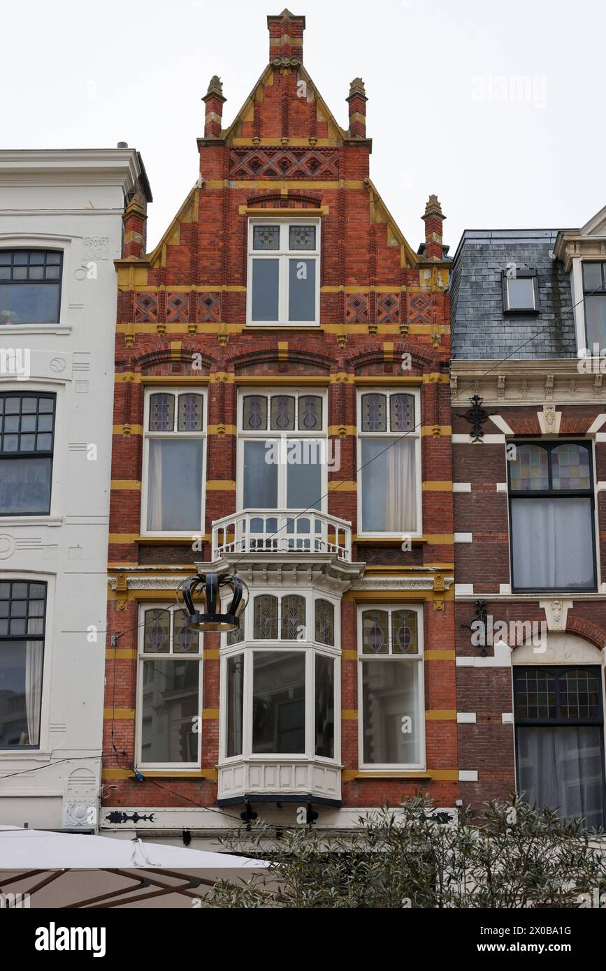 L'Aia, Paesi Bassi - 17 aprile 2023: Edifici tradizionali a De Plaats, una delle piazze dell'Aia Foto Stock