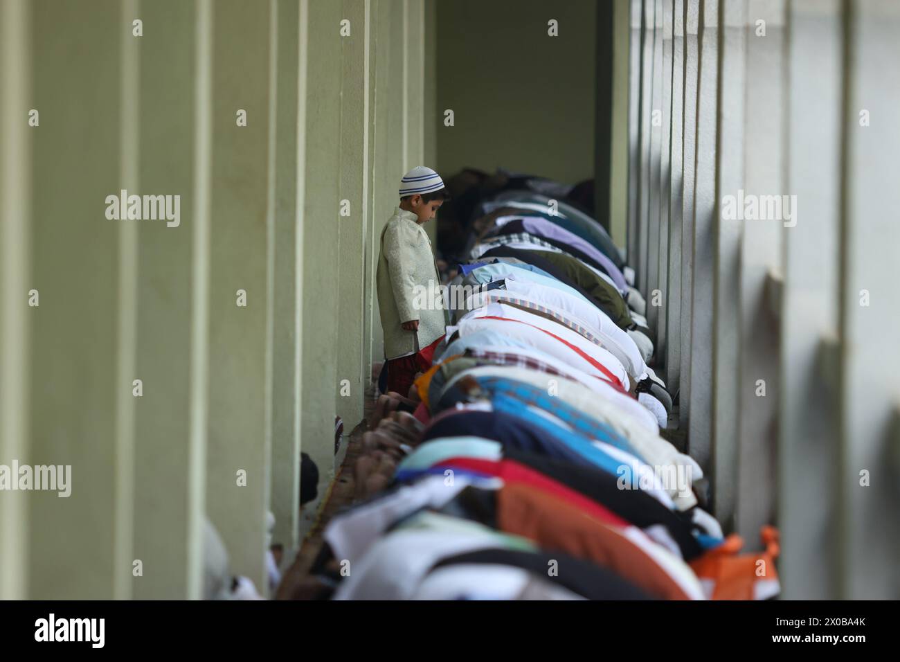 Kathmandu, Bagmati, Nepal. 11 aprile 2024. Un ragazzo si trova vicino ai suoi genitori durante la celebrazione Eid al-Fitr a Kathmandu, Nepal, l'11 aprile 2024. (Credit Image: © Aryan Dhimal/ZUMA Press Wire) SOLO PER USO EDITORIALE! Non per USO commerciale! Foto Stock