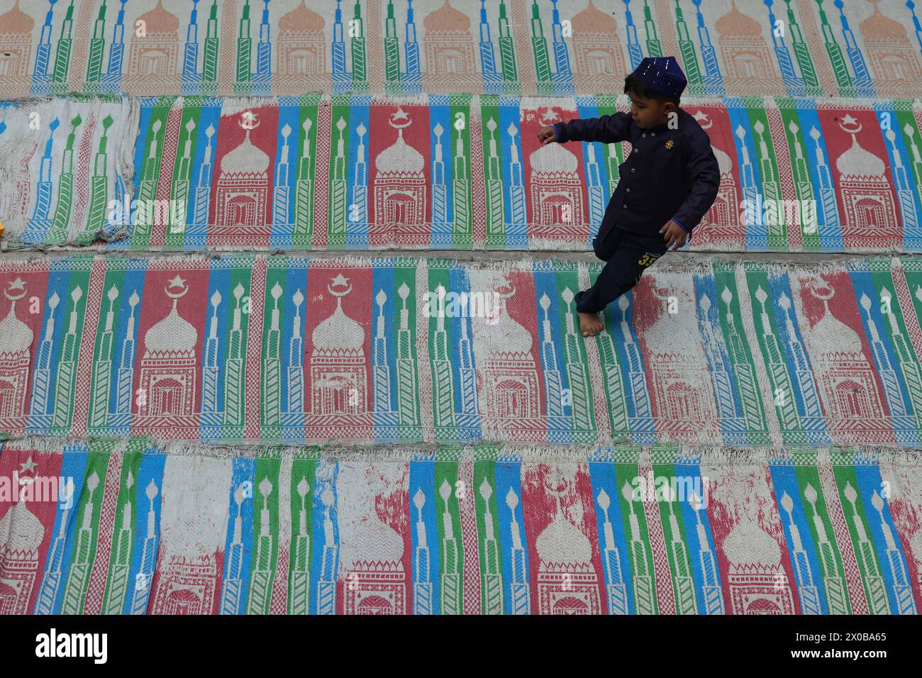Kathmandu, Bagmati, Nepal. 11 aprile 2024. Un ragazzo raffigurato all'interno della moschea durante la celebrazione Eid al-Fitr a Kathmandu, Nepal, l'11 aprile 2024. (Credit Image: © Aryan Dhimal/ZUMA Press Wire) SOLO PER USO EDITORIALE! Non per USO commerciale! Foto Stock