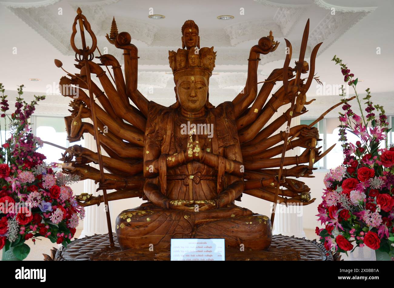 Guishan Guanyin dalle mille mani o Guan Yin dea bodhisattva divinità cinese per il popolo thailandese visita la benedizione di preghiera del rispetto al Wat Huay Pla Kang te Foto Stock