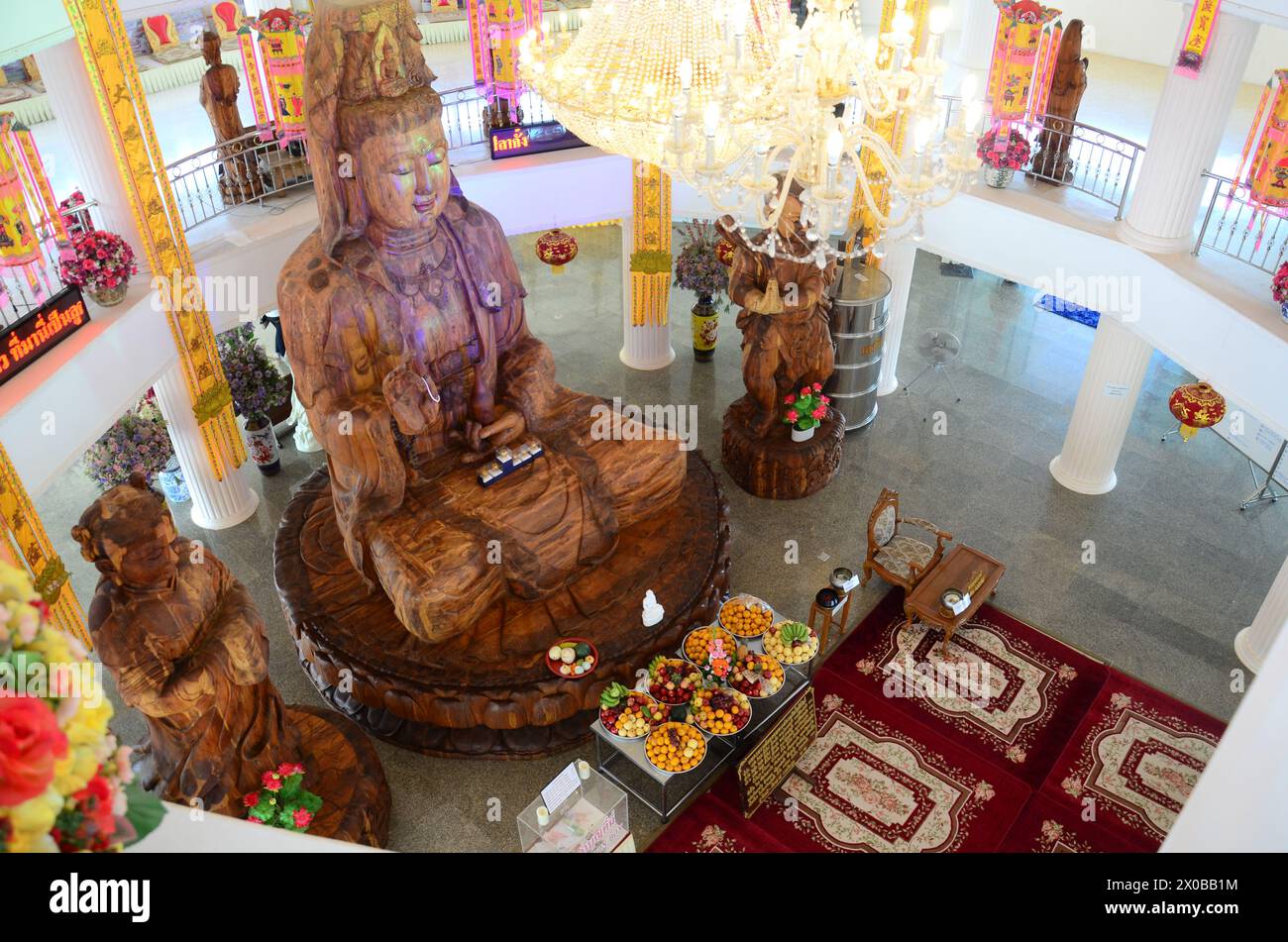 Intagliare Quan Yin in legno o legno Kuan Yin dea cinese per i thailandesi i viaggiatori viaggiano per visitare la preghiera di rispetto la benedizione del desiderio al Wat Huay Pla Kang TEM Foto Stock