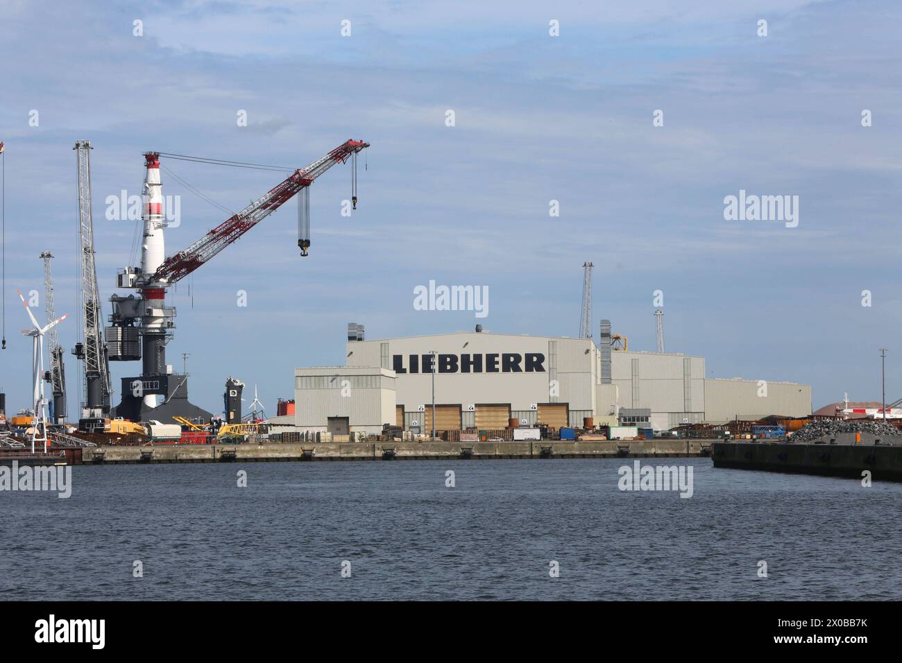 Blick am Sonnabend 06.04.2024 im Übersehhafen der Hanse- und Universitätsstadt Rostock auf das Gelände Liebherr-MCCtecc Rostock GmbH. Die Firmengruppe Liebherr umfasst mehr als 130 Gesellschaften auf allen Kontinenten und beschäftigt mehr als 46,000 Mitarbeiter. 2018 erreichte Liebherr einen konsolidierten Gesamtumsatz von 10.551 Milliarden Euro. Dachgesellschaft ist die Liebherr-International AG in Bulle Schweiz, deren Gesellschafter ausschließlich Mitglieder der Familie Liebherr peccd. Textstand agosto 2019 *** Vista del sito Liebherr MCCtecc Rostock GmbH sabato 06 04 2024 in overs Foto Stock