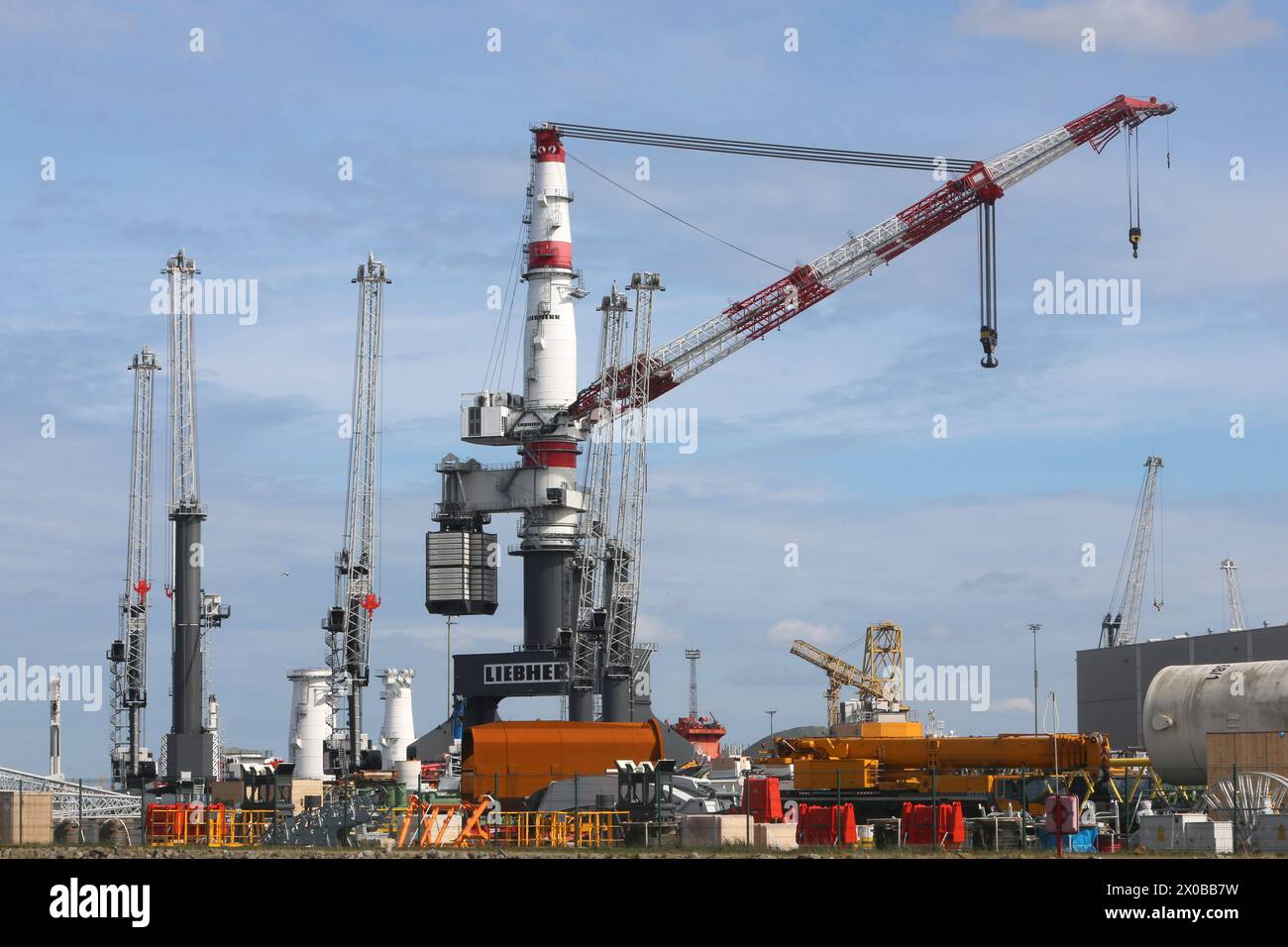 Blick am Sonnabend 06.04.2024 im Übersehhafen der Hanse- und Universitätsstadt Rostock auf das Gelände Liebherr-MCCtecc Rostock GmbH. Die Firmengruppe Liebherr umfasst mehr als 130 Gesellschaften auf allen Kontinenten und beschäftigt mehr als 46,000 Mitarbeiter. 2018 erreichte Liebherr einen konsolidierten Gesamtumsatz von 10.551 Milliarden Euro. Dachgesellschaft ist die Liebherr-International AG in Bulle Schweiz, deren Gesellschafter ausschließlich Mitglieder der Familie Liebherr peccd. Textstand agosto 2019 *** Vista del sito Liebherr MCCtecc Rostock GmbH sabato 06 04 2024 in overs Foto Stock