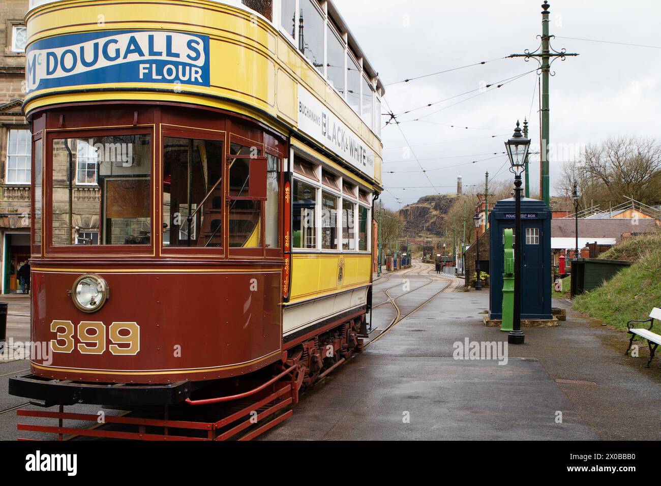 Tram che corre a Crich, con altri tram che scendono sull'altra linea. Foto Stock
