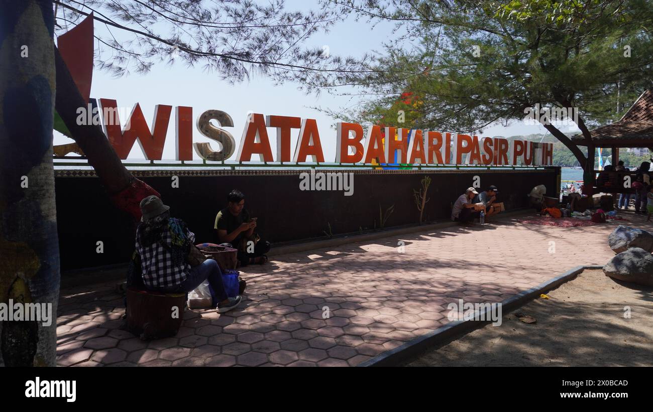 Cartello dall'area turistica marina di Pasir Putih, una spiaggia nella città di Situbondo Foto Stock