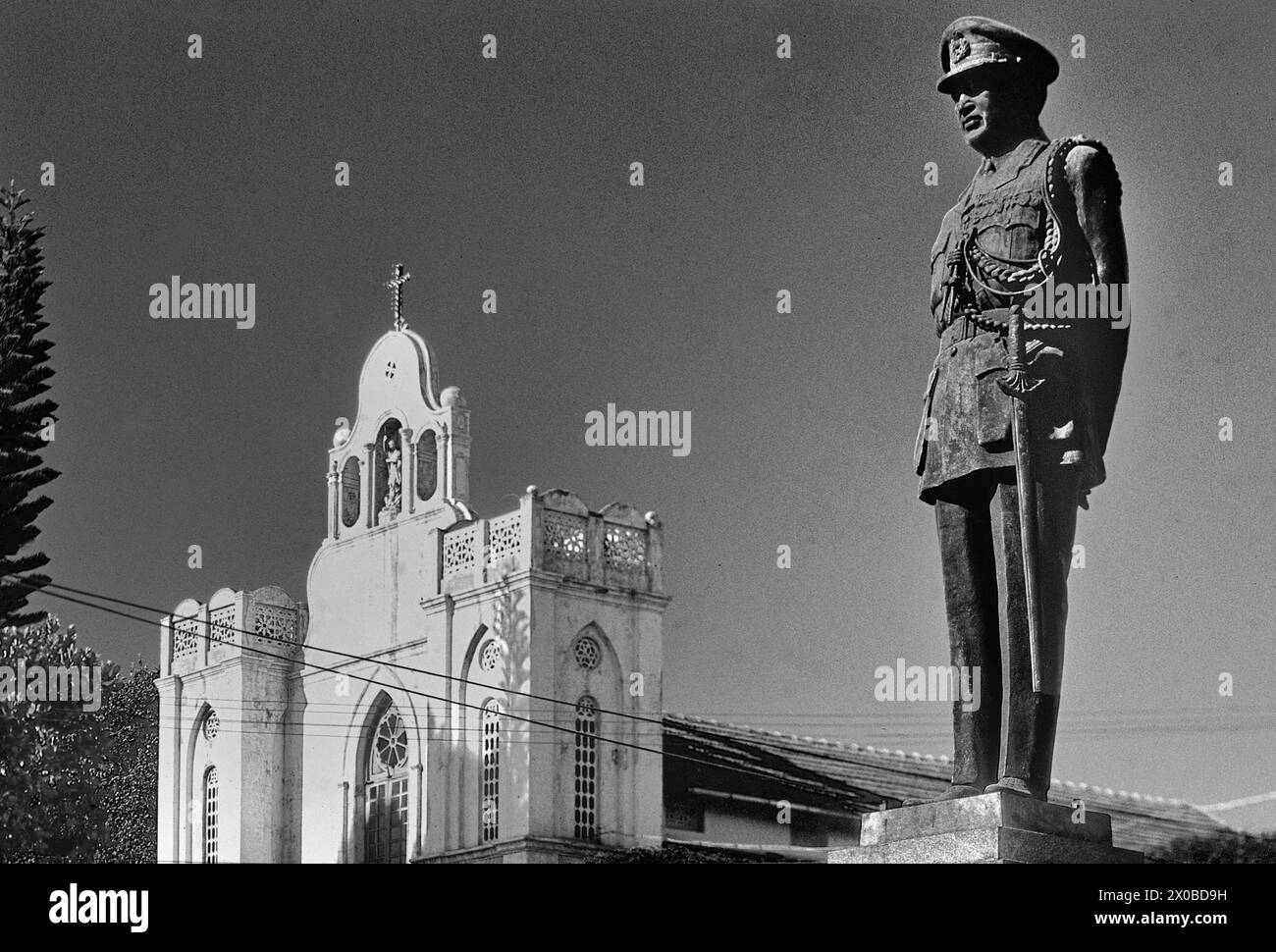 06 02 2008 Vintage Old Black and White foto della statua del generale Thimmaiah al Circolo generale Thimmaiah Madikeri, Karnataka-INDIA Asia. Foto Stock