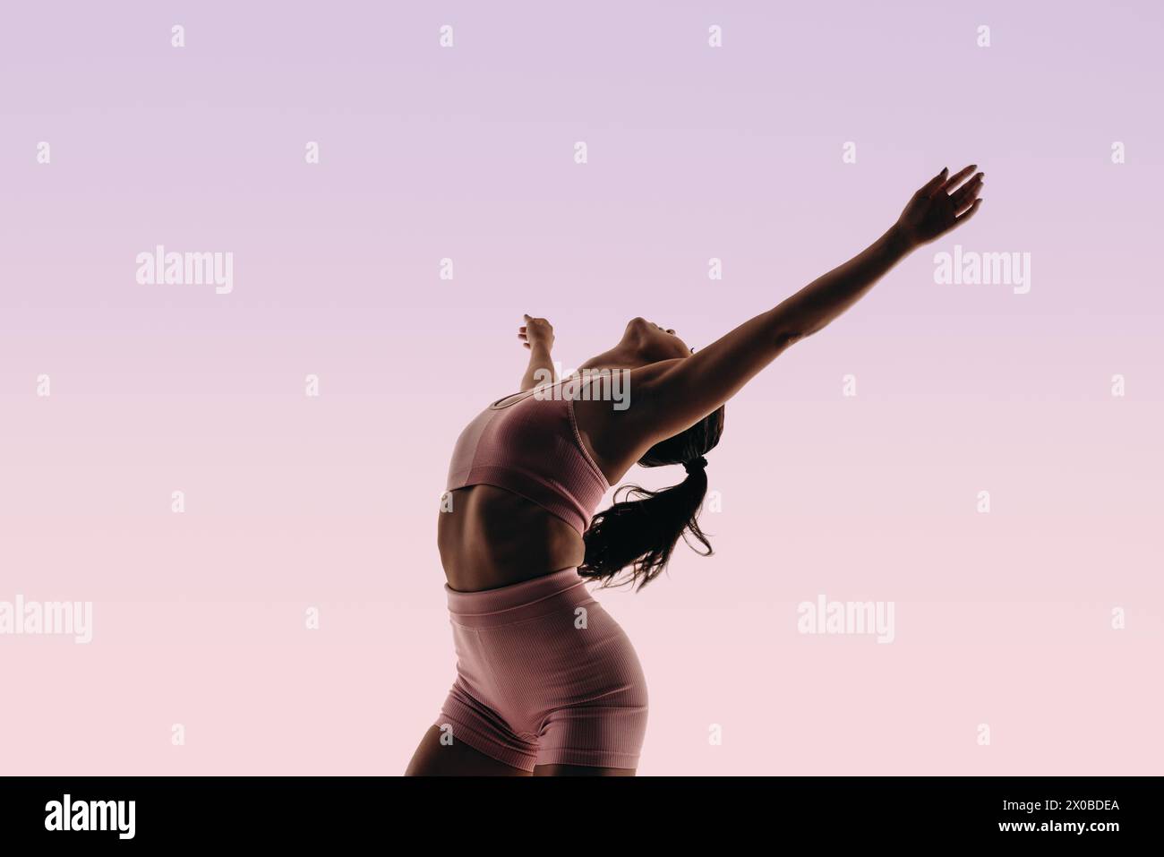 Ballerina artistica che mostra la sua routine di danza classica. Con grazia e precisione, dimostra flessibilità e tecnica. Magra e tonica, s Foto Stock