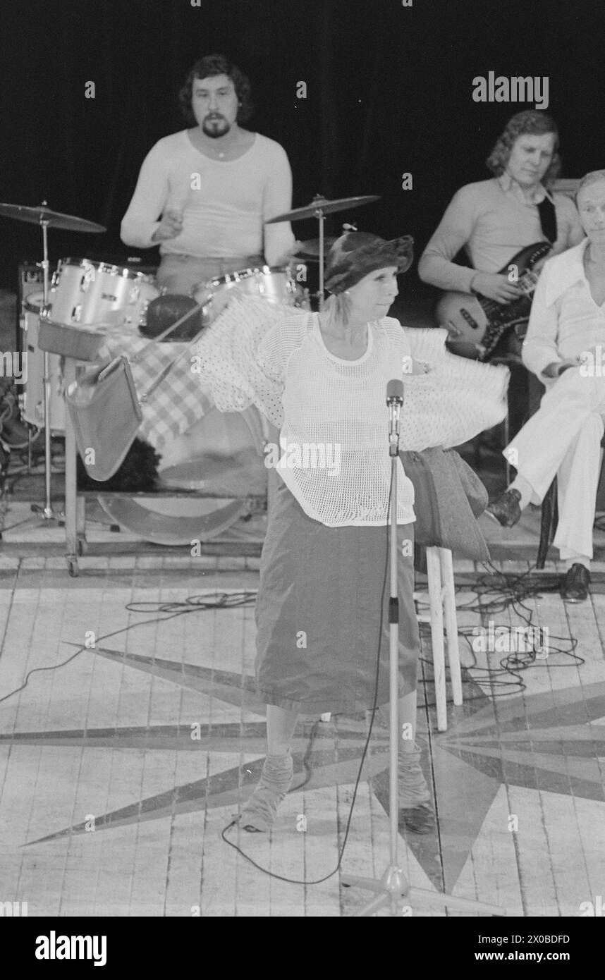 Aktuell 29-5-1973 : Arnardos nye klovnSiden hun debuterte som profesjonell showartist fjorten år gammel, har Eva Rydberg hatt et mål om å bli klovn. I Brumunddal ble drømmen hennes oppfylt da Sirkus Arnardo ryddet manesjen per lo spettacolo hennes 50 Minutter lange. Til sammen fikk rundt regnet 2300 mennesker oppleve Rydberg-showet i manesjen etter at sirkusets eget program var unnagjort. EN gnistrende Eva Rydberg hadde stor suksess i Arnardo-manesjen. Størst suksess vakte hun kanskje som striptøs, men forøvrig klovnet og sang hun til taktfast jubel på sirkus i Brumunddal. Foto: ODD Ween / Aktuell / Foto Stock